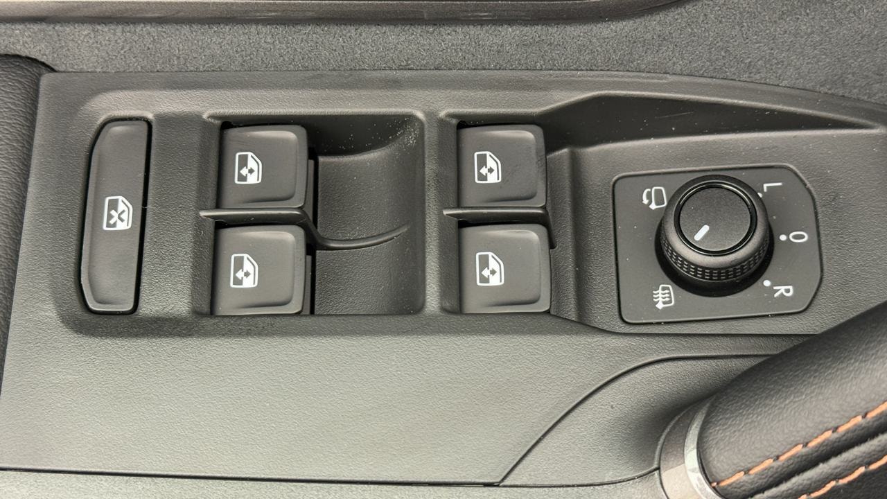 CUPRA LEON ST 1.5 e-HYBRID pHEV VZ Black Edition-image-8