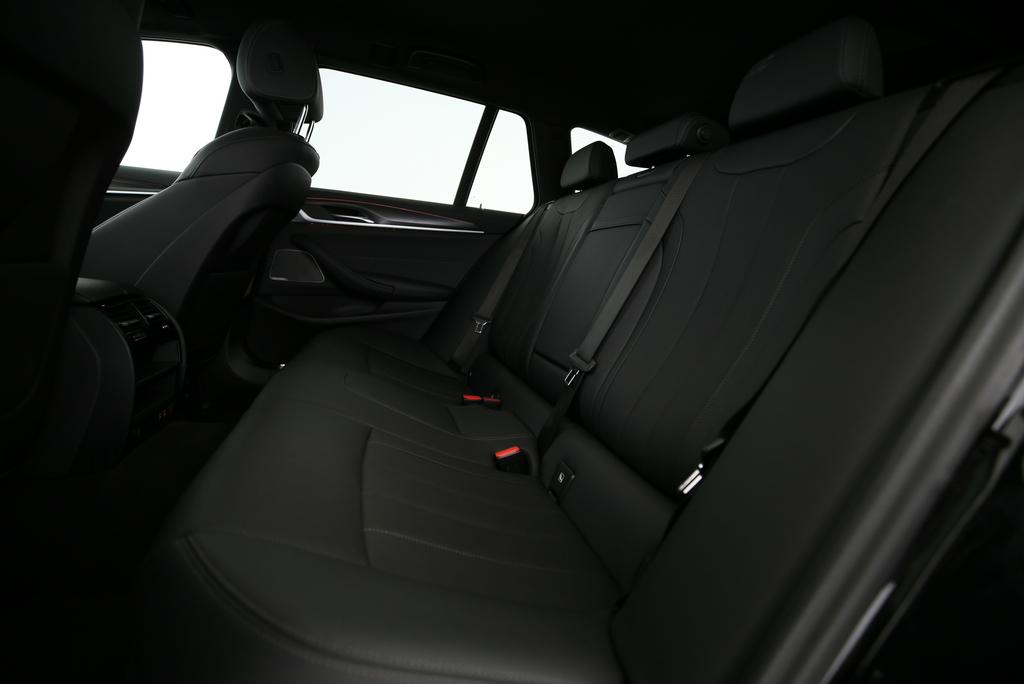 BMW 530d xDrive Touring-image-12