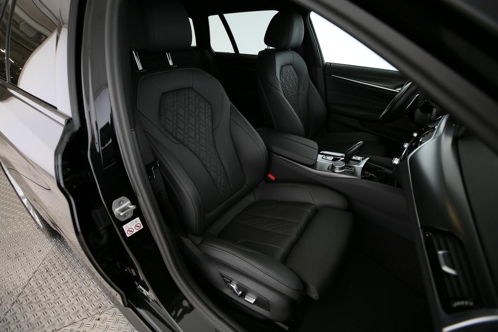 BMW 530d xDrive Touring-image-14