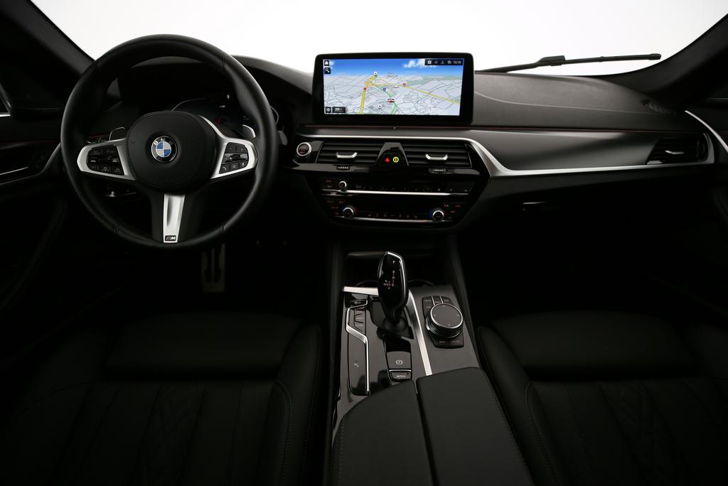 BMW 530d xDrive Touring-image-7