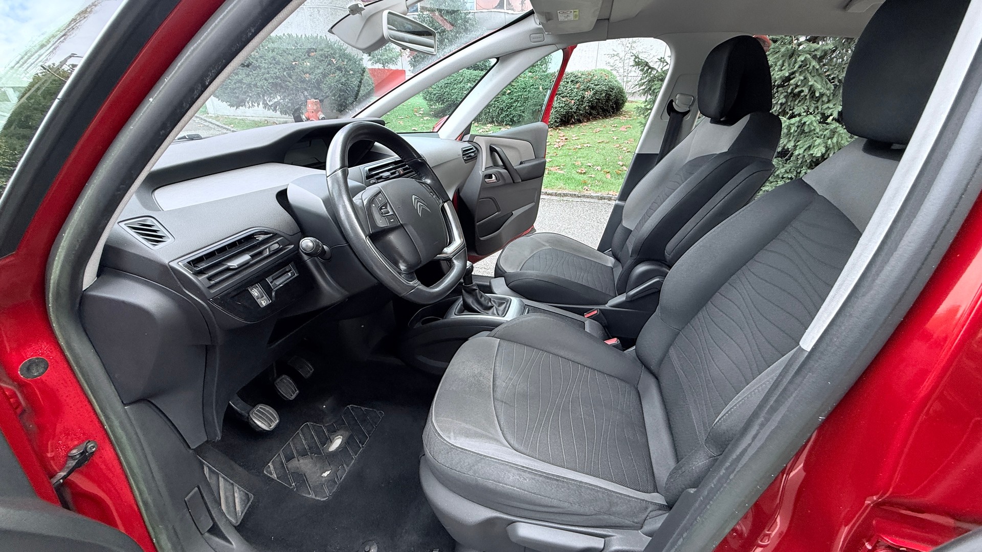 CITROEN C4 Picasso 1.6i 16V Attraction-image-12