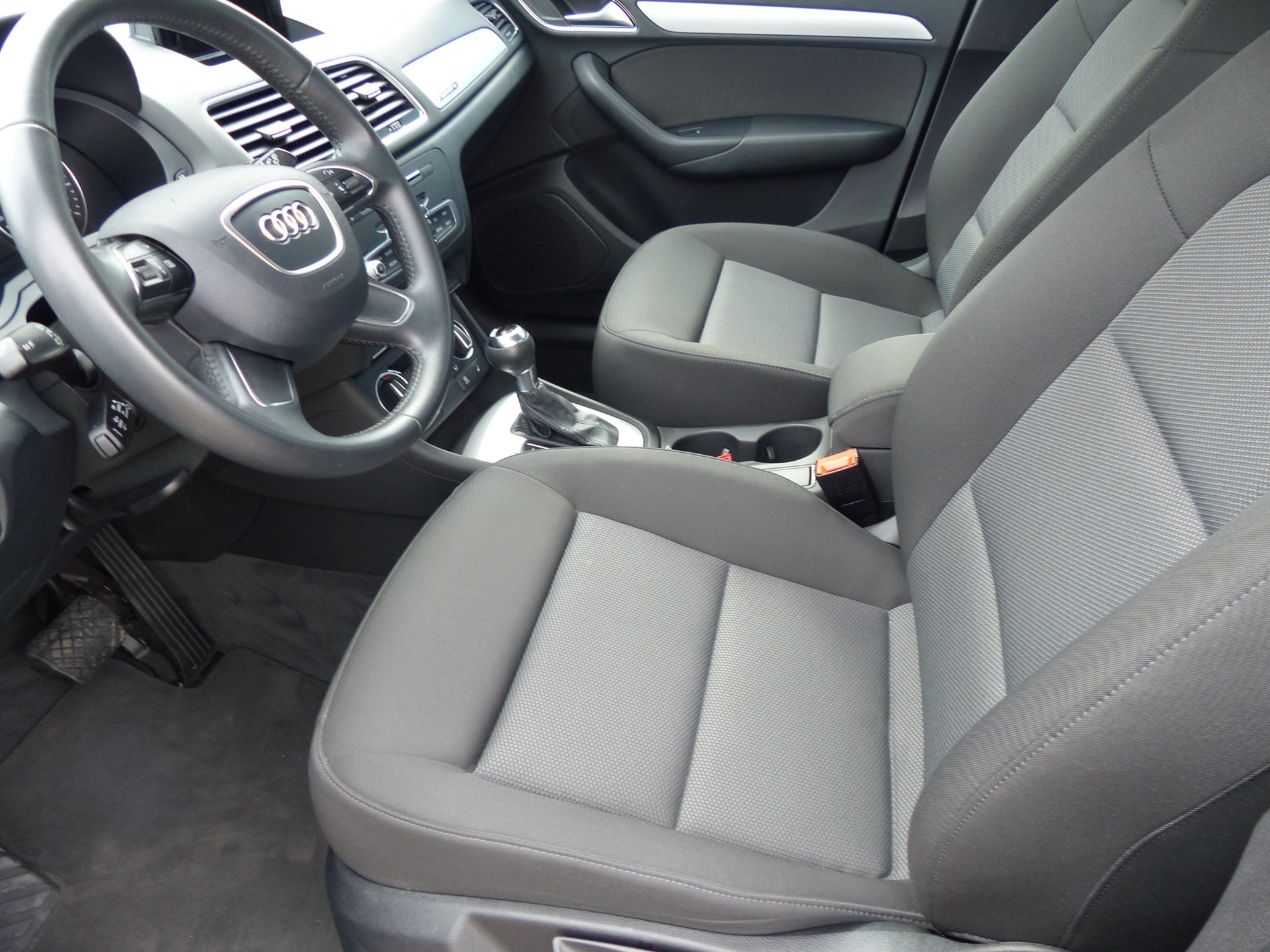 AUDI Q3 2.0 TDI quattro S-tronic-image-5