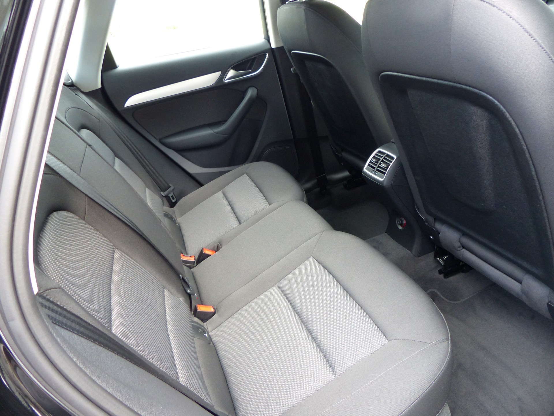AUDI Q3 2.0 TDI quattro S-tronic-image-8