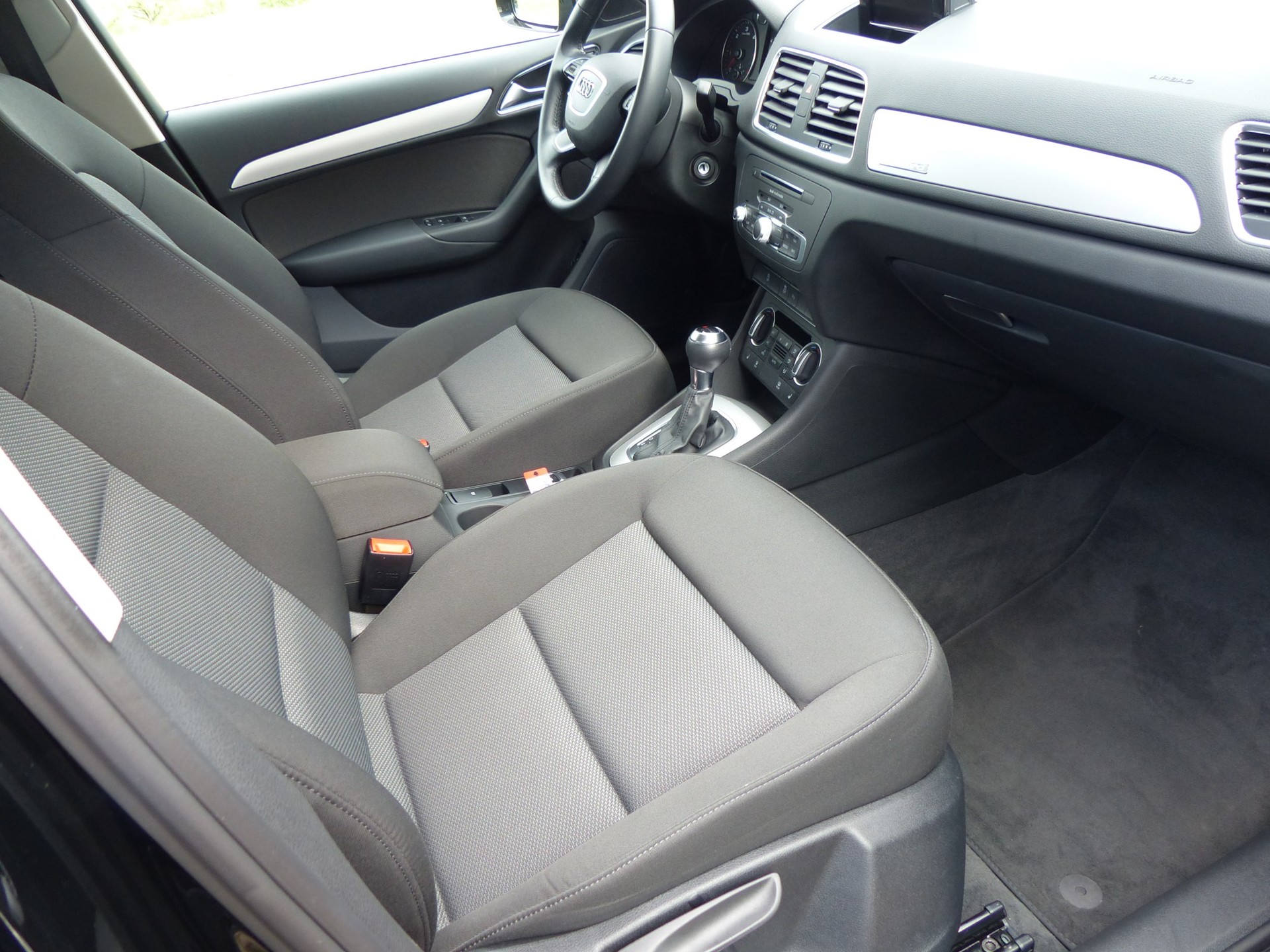 AUDI Q3 2.0 TDI quattro S-tronic-image-9