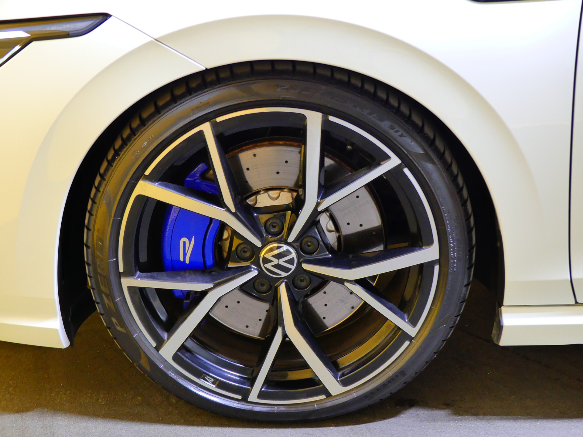VW Golf 2.0 TSI R DSG 4Motion-image-10