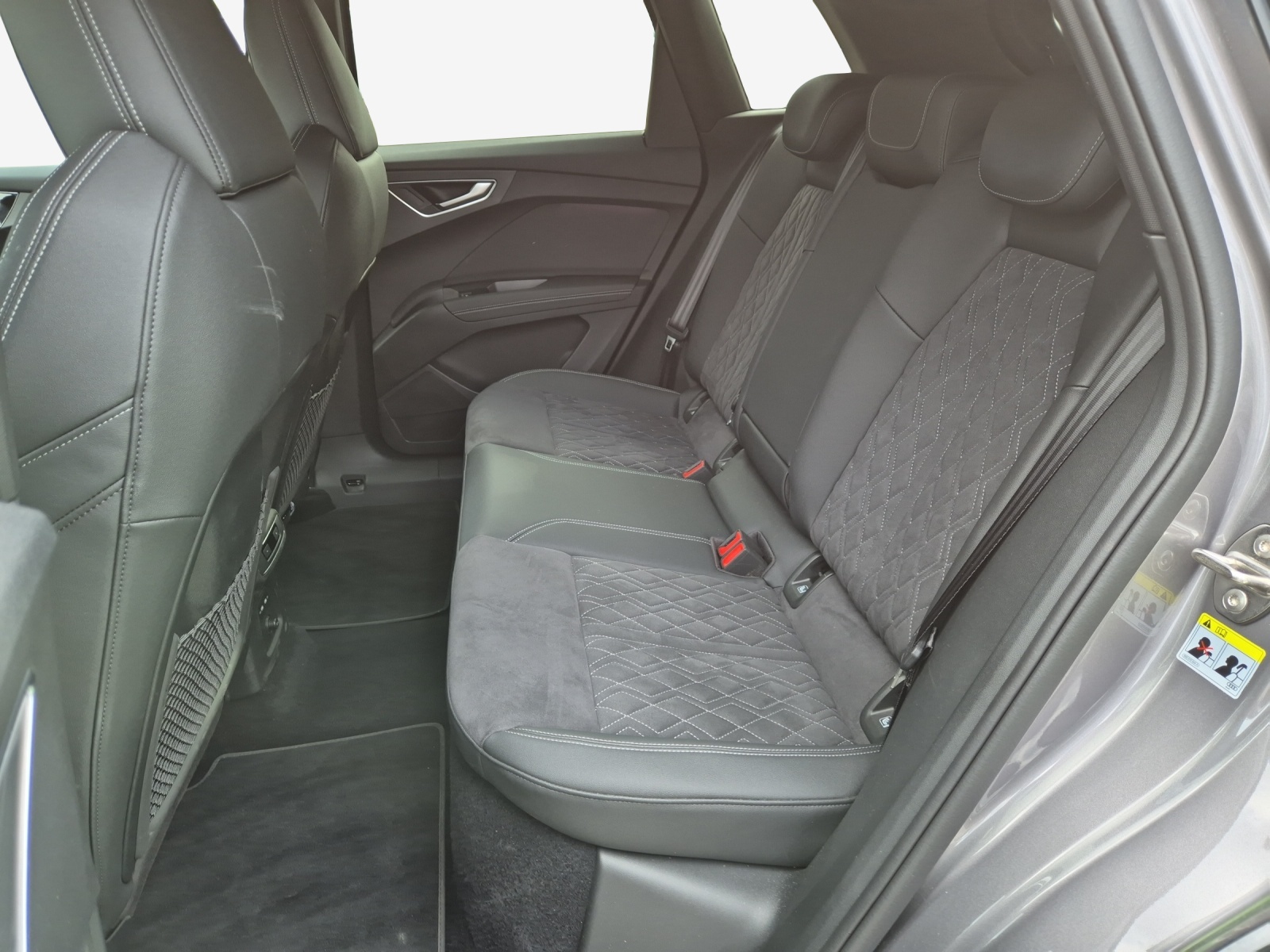 AUDI Q4 e-tron 45 quattro-image-8