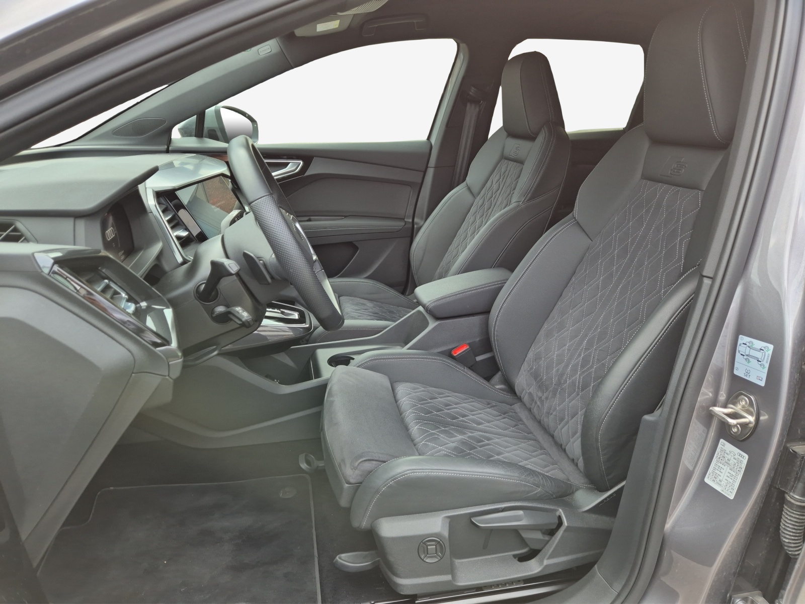 AUDI Q4 e-tron 45 quattro-image-6