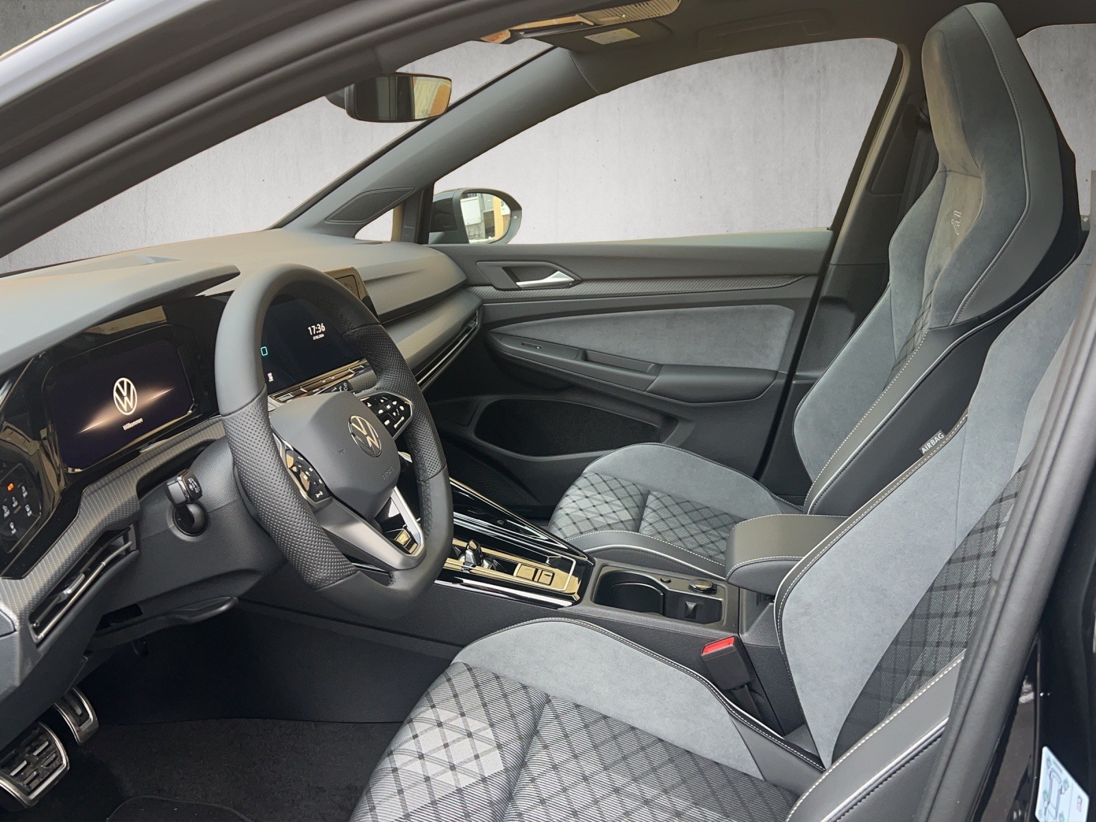 VW Golf 2.0 TDI R-Line DSG 4Motion-image-3