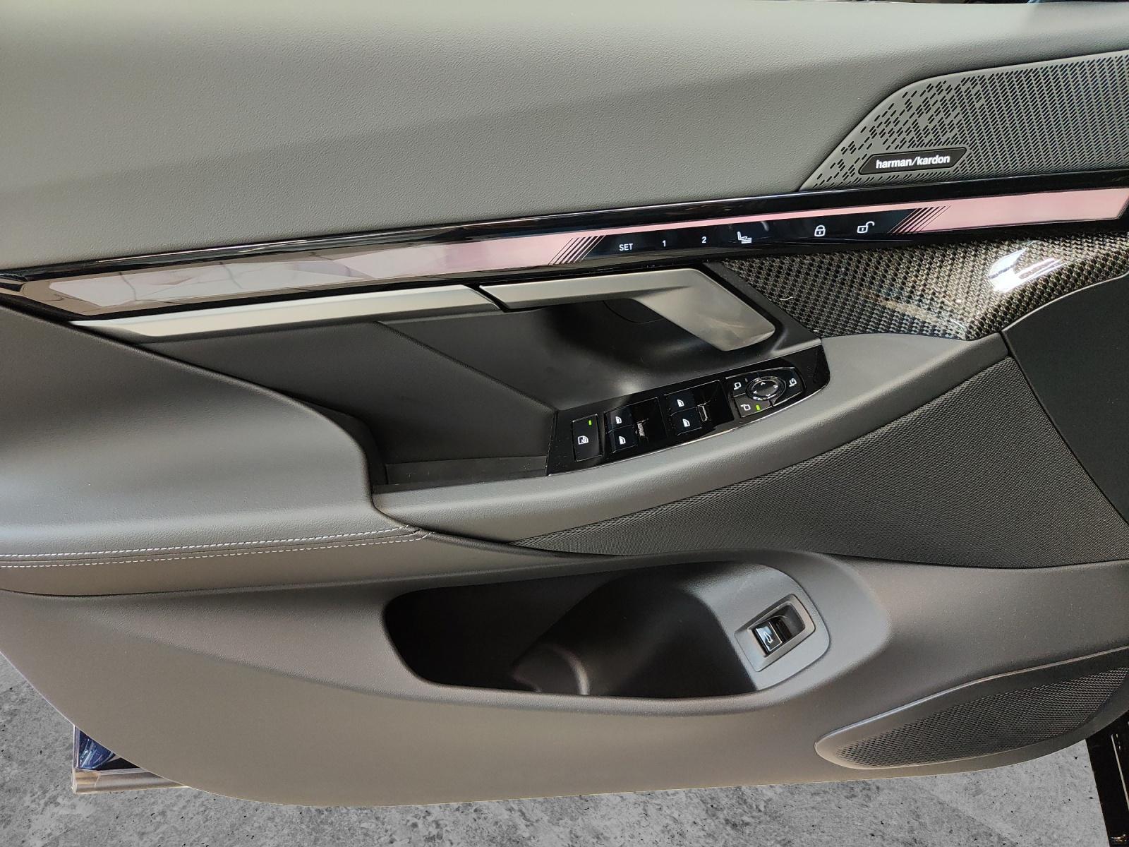 BMW 550e xDrive-image-10