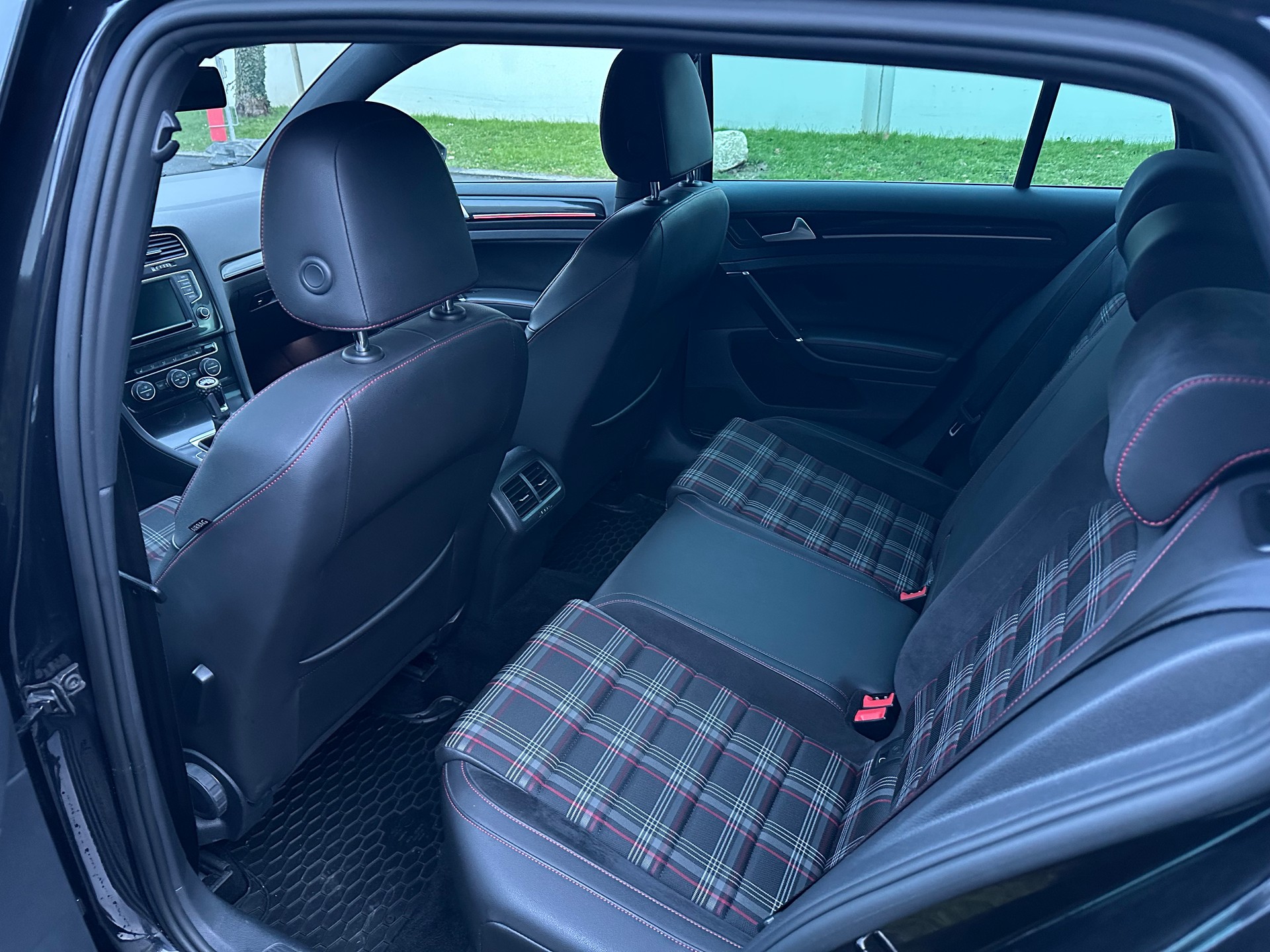 VW Golf 2.0 TSI GTI-image-5