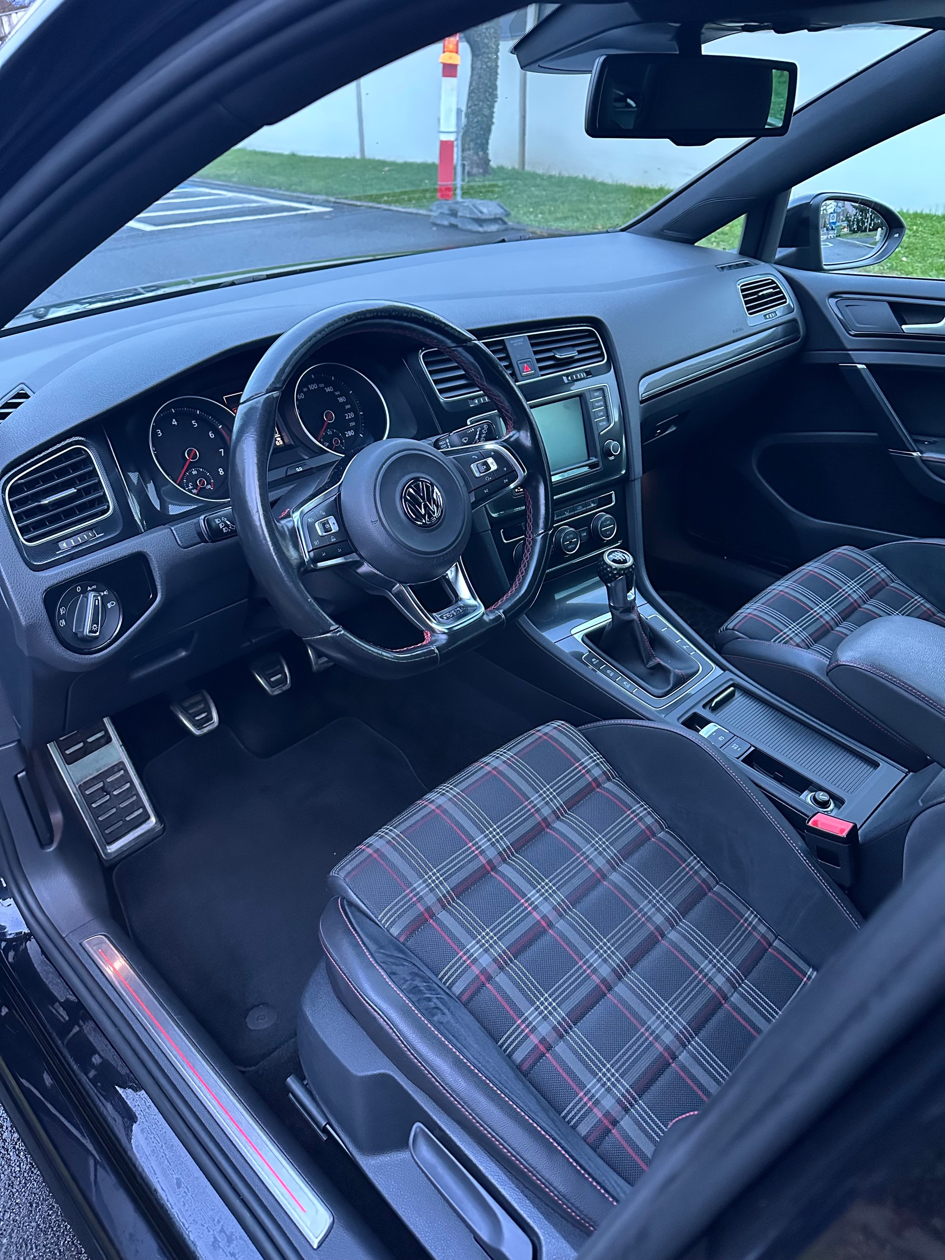 VW Golf 2.0 TSI GTI-image-4