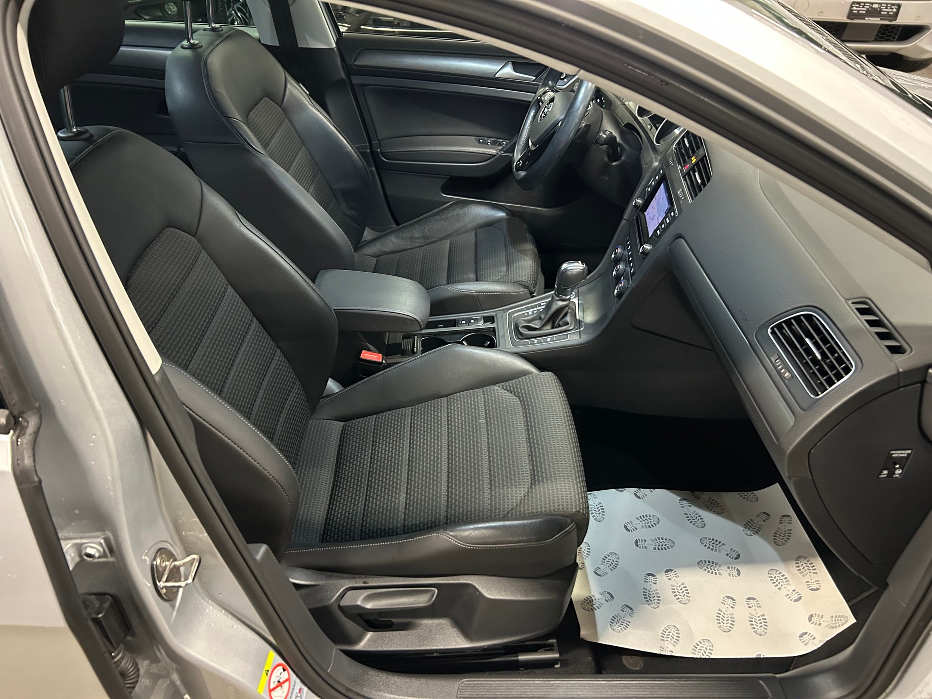 VW Golf 1.2 TSI R-LINE DSG-image-14