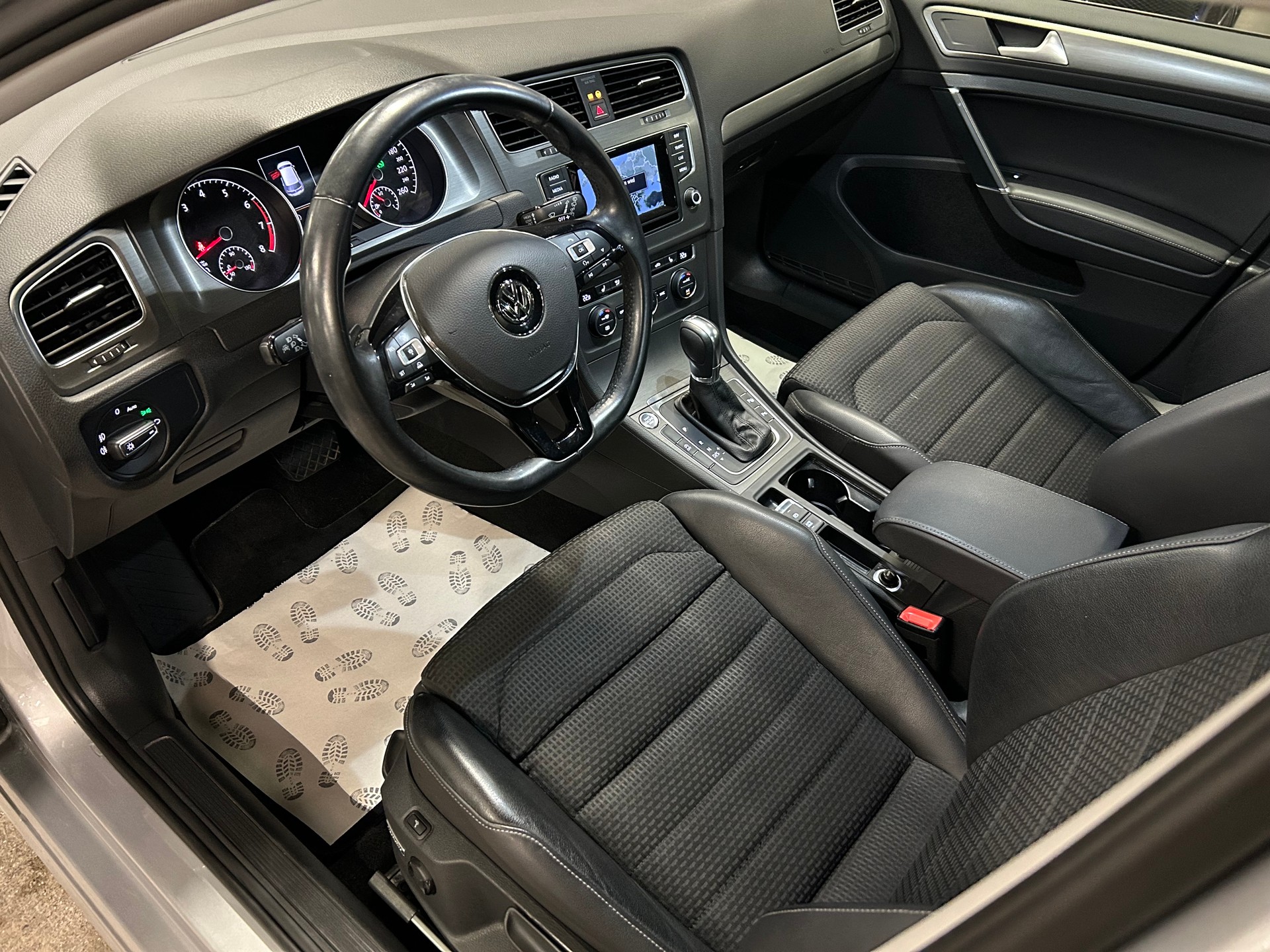 VW Golf 1.2 TSI R-LINE DSG-image-10