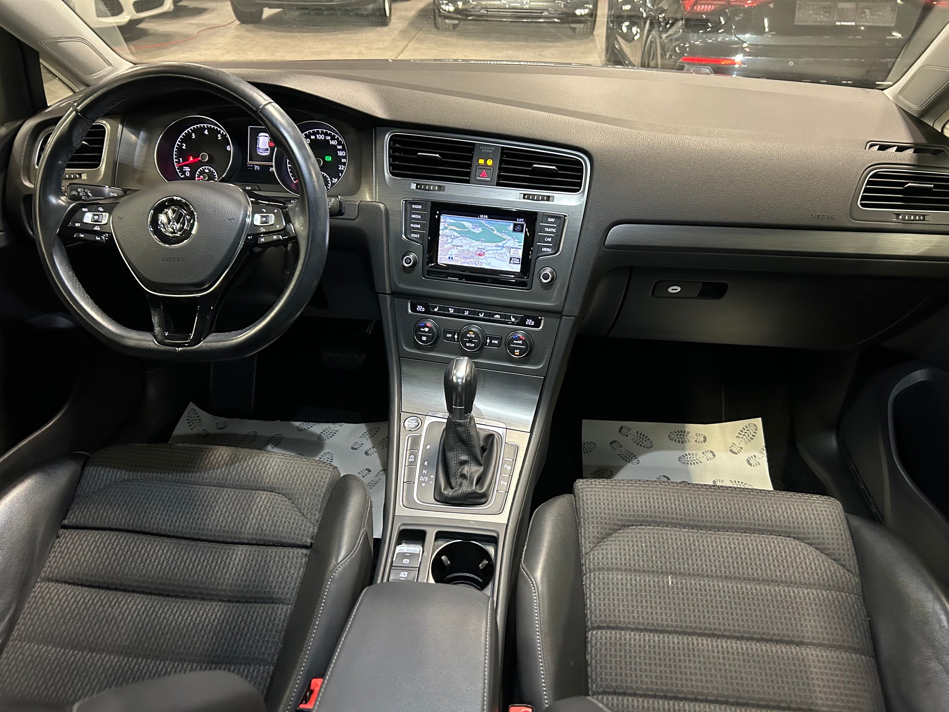 VW Golf 1.2 TSI R-LINE DSG-image-13