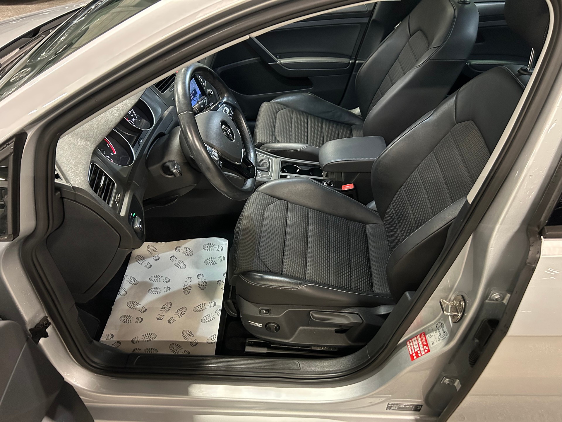 VW Golf 1.2 TSI R-LINE DSG-image-9