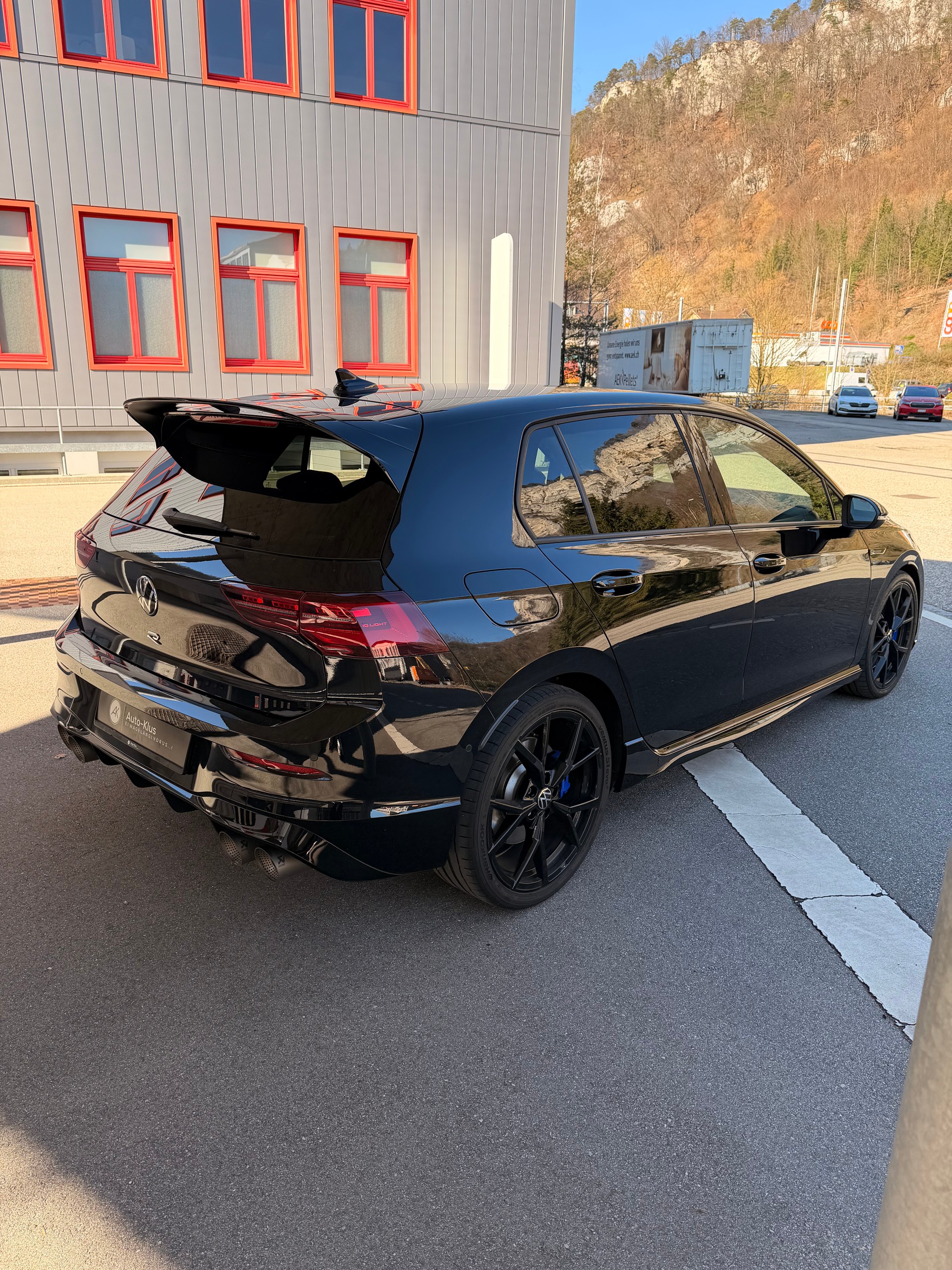VW Golf 2.0 TSI R DSG 4Motion-image-3