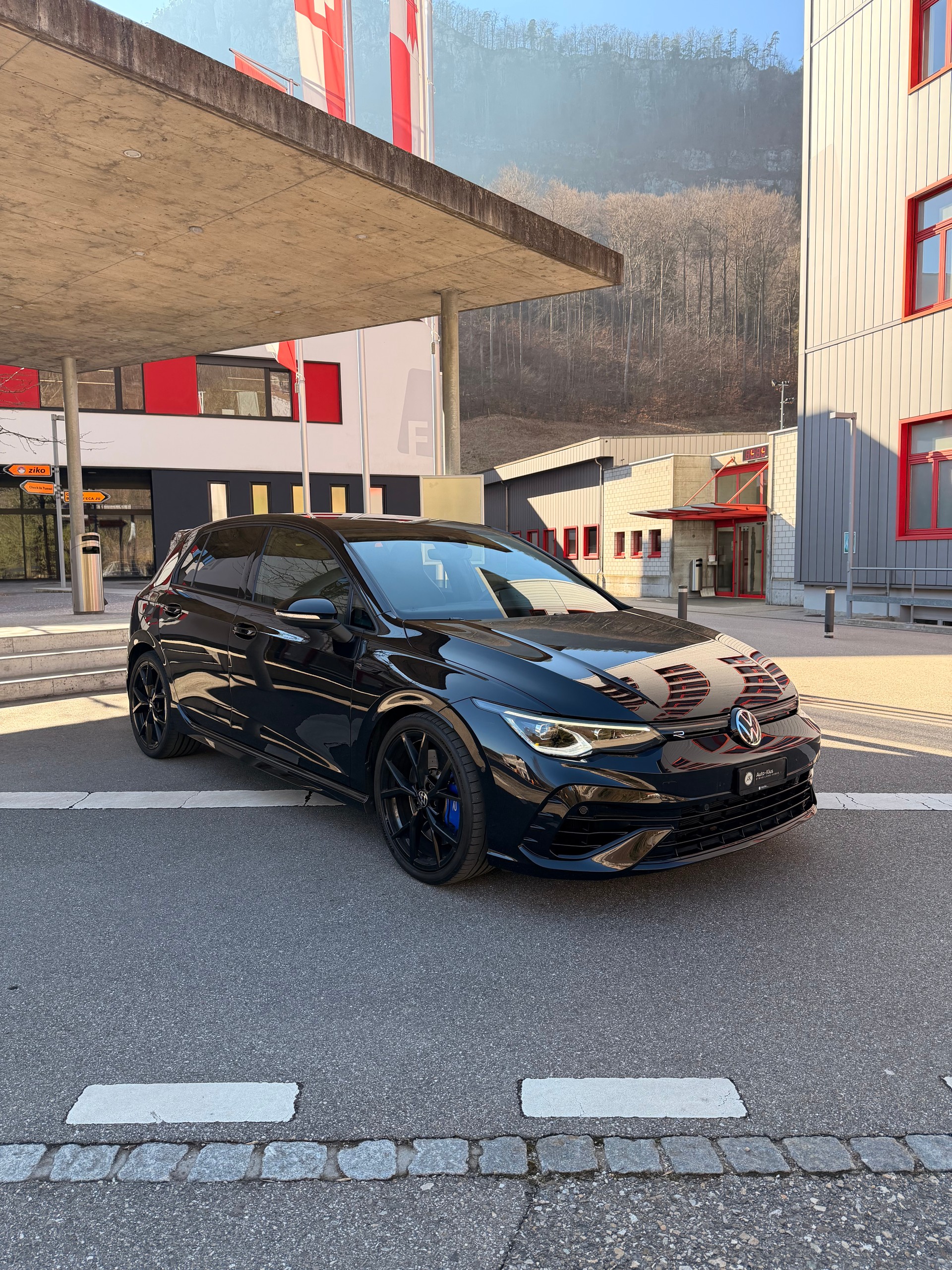 VW Golf 2.0 TSI R DSG 4Motion-image-1