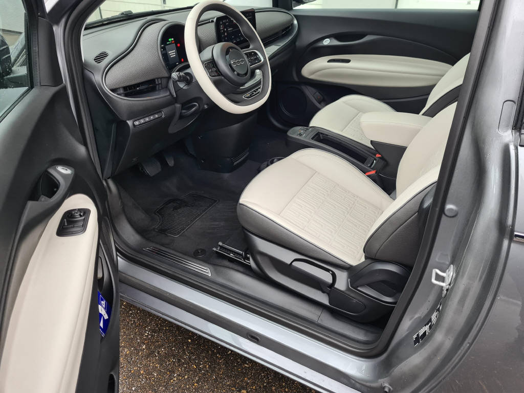 FIAT 500 Cabrio La Prima-image-3