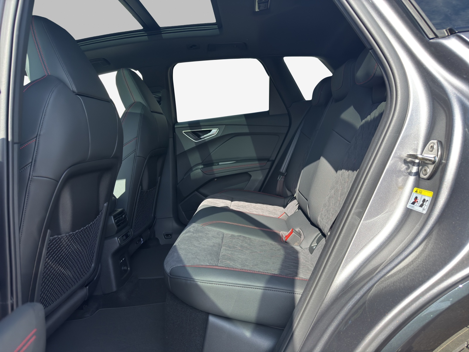 AUDI Q4 e-tron 45 Edition Swiss Ski quattro-image-11