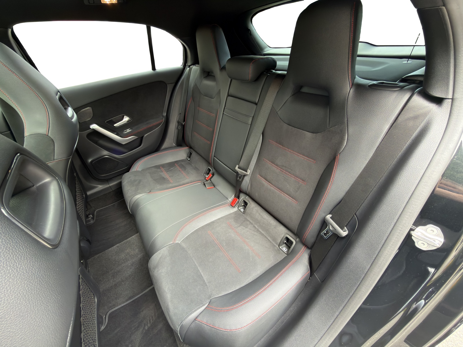 MERCEDES-BENZ A 35 AMG 4Matic-image-17