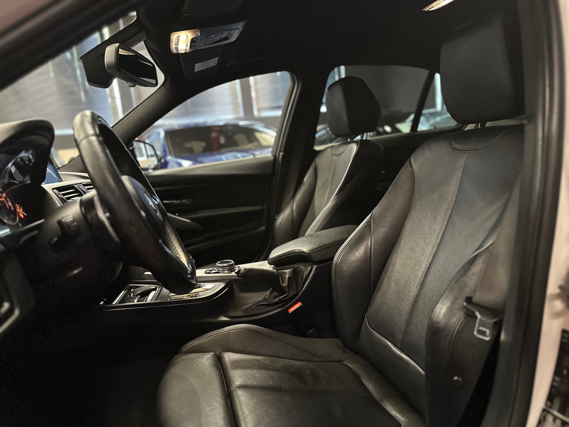BMW 335i xDrive Steptronic-image-16
