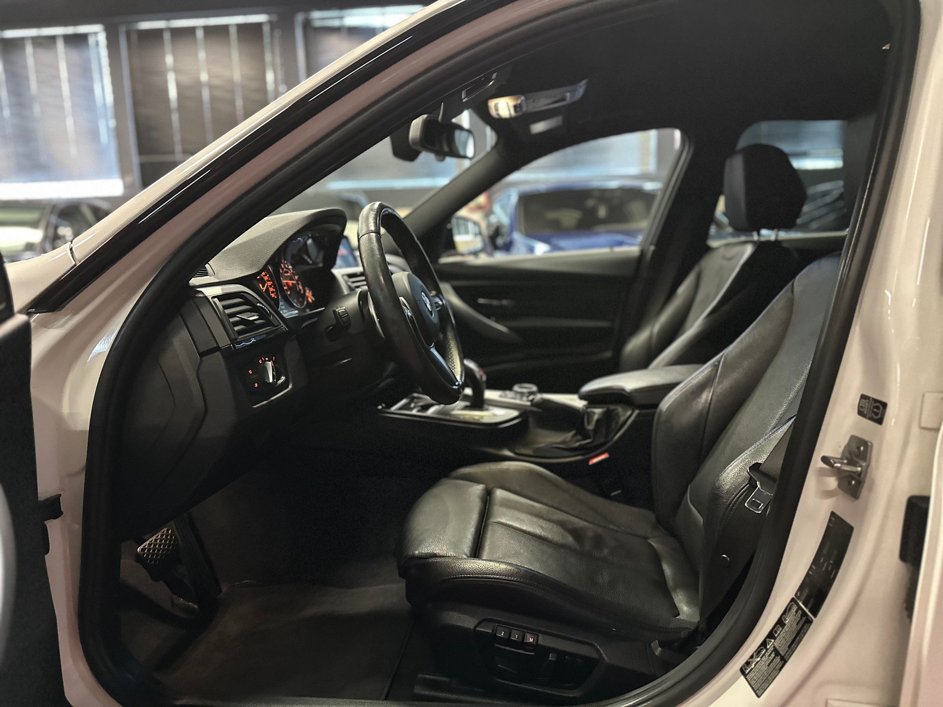 BMW 335i xDrive Steptronic-image-12