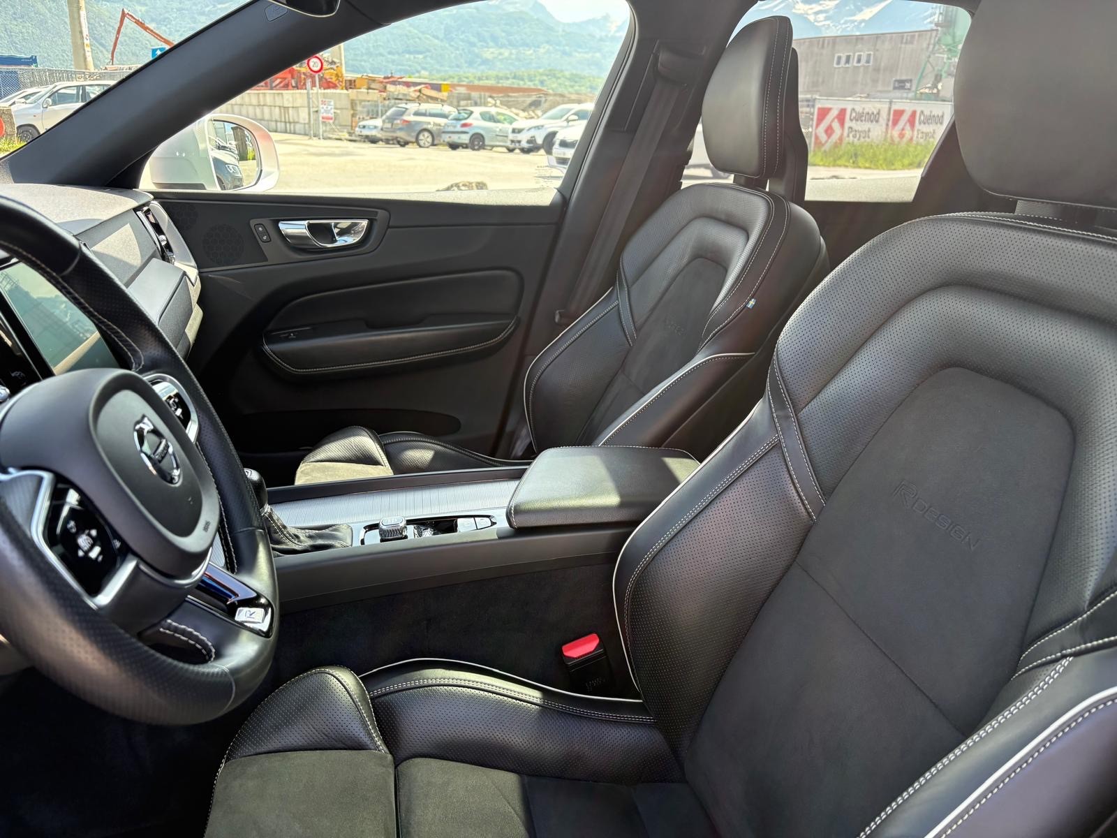 VOLVO XC60 D5 AWD R-Design Geartronic-image-4