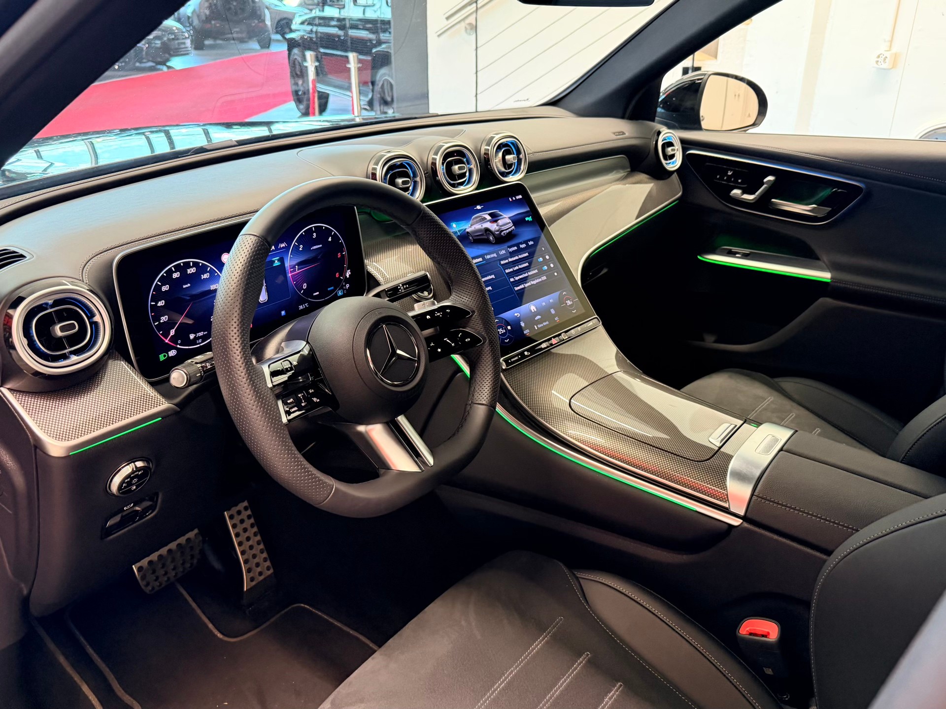 MERCEDES-BENZ GLC 300 d AMG 4Matic 9G-Tronic-image-11