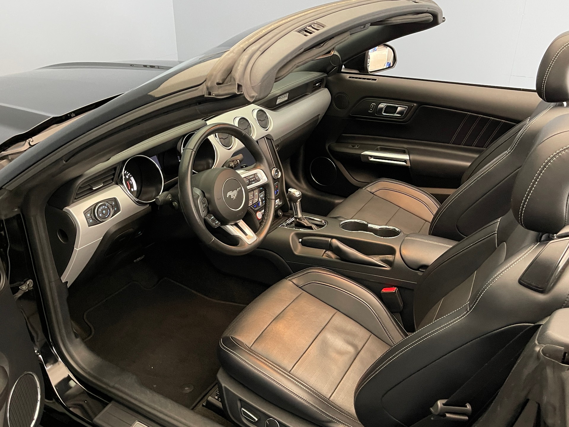 FORD Mustang Convertible 5.0 V8 GT-image-9