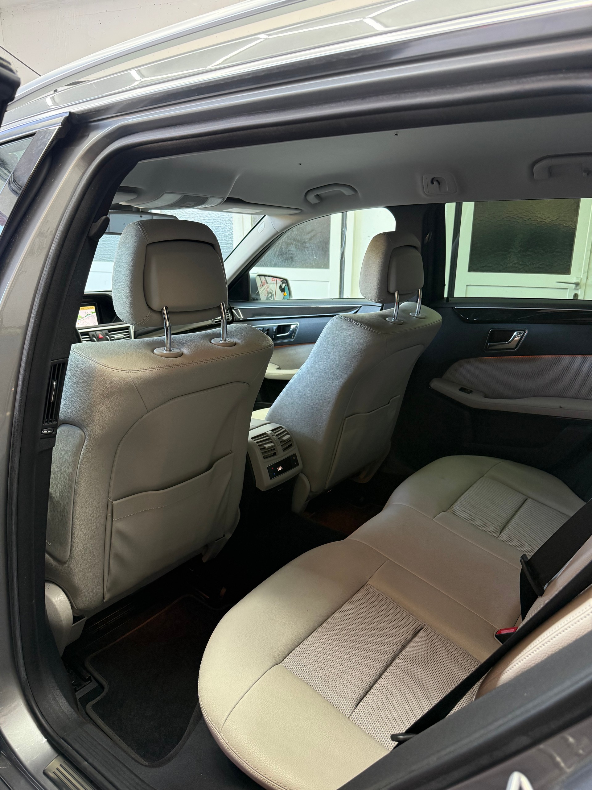 MERCEDES-BENZ E 350 CDI BlueEfficiency Elégance 4Matic 7G-Tronic-image-9