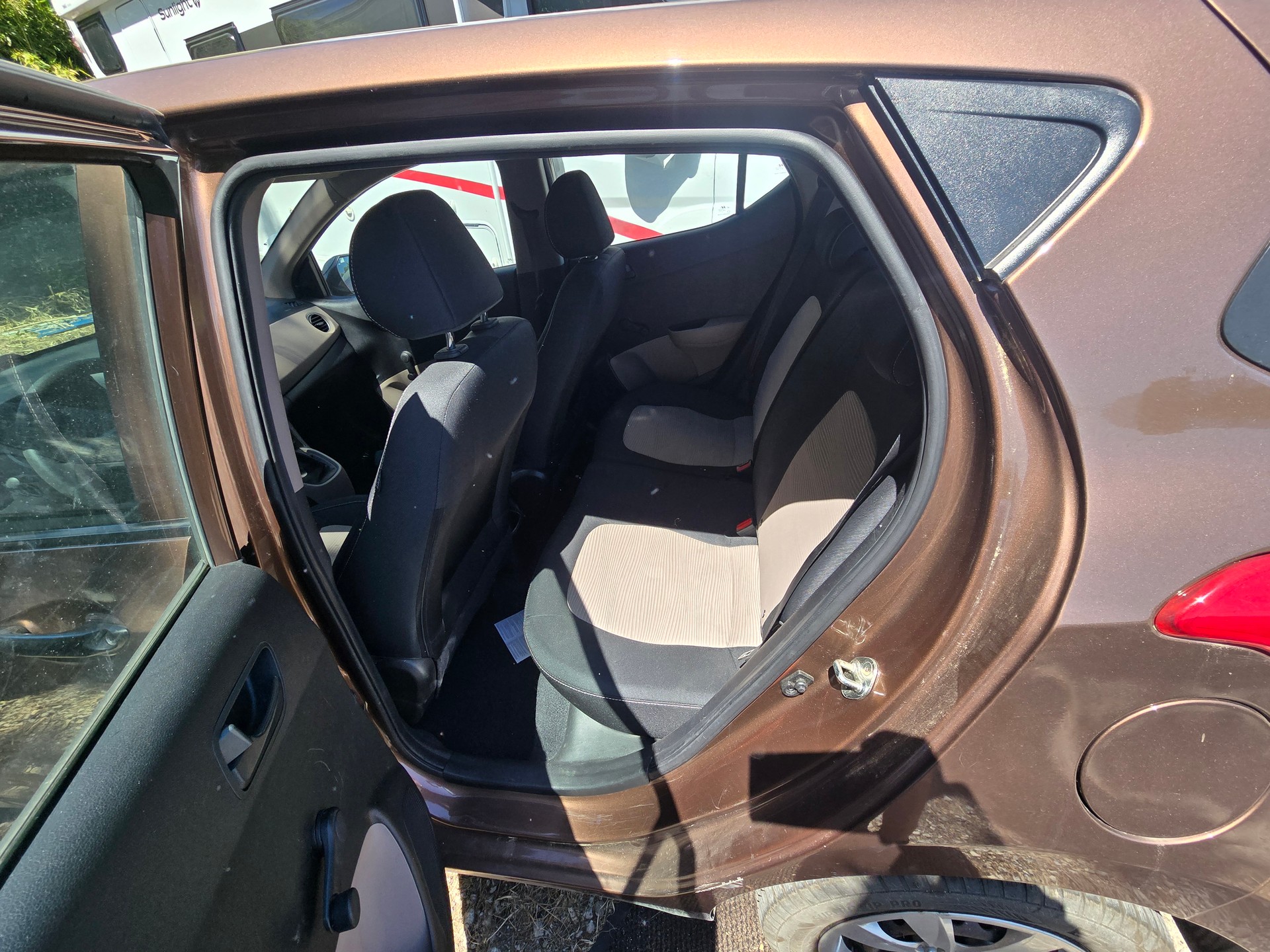 HYUNDAI i10-image-2