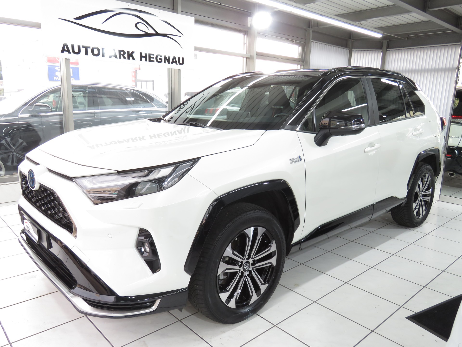 TOYOTA RAV-4 2.5 PHEV Platinum e-CVT 4WD (Automat)-image-0
