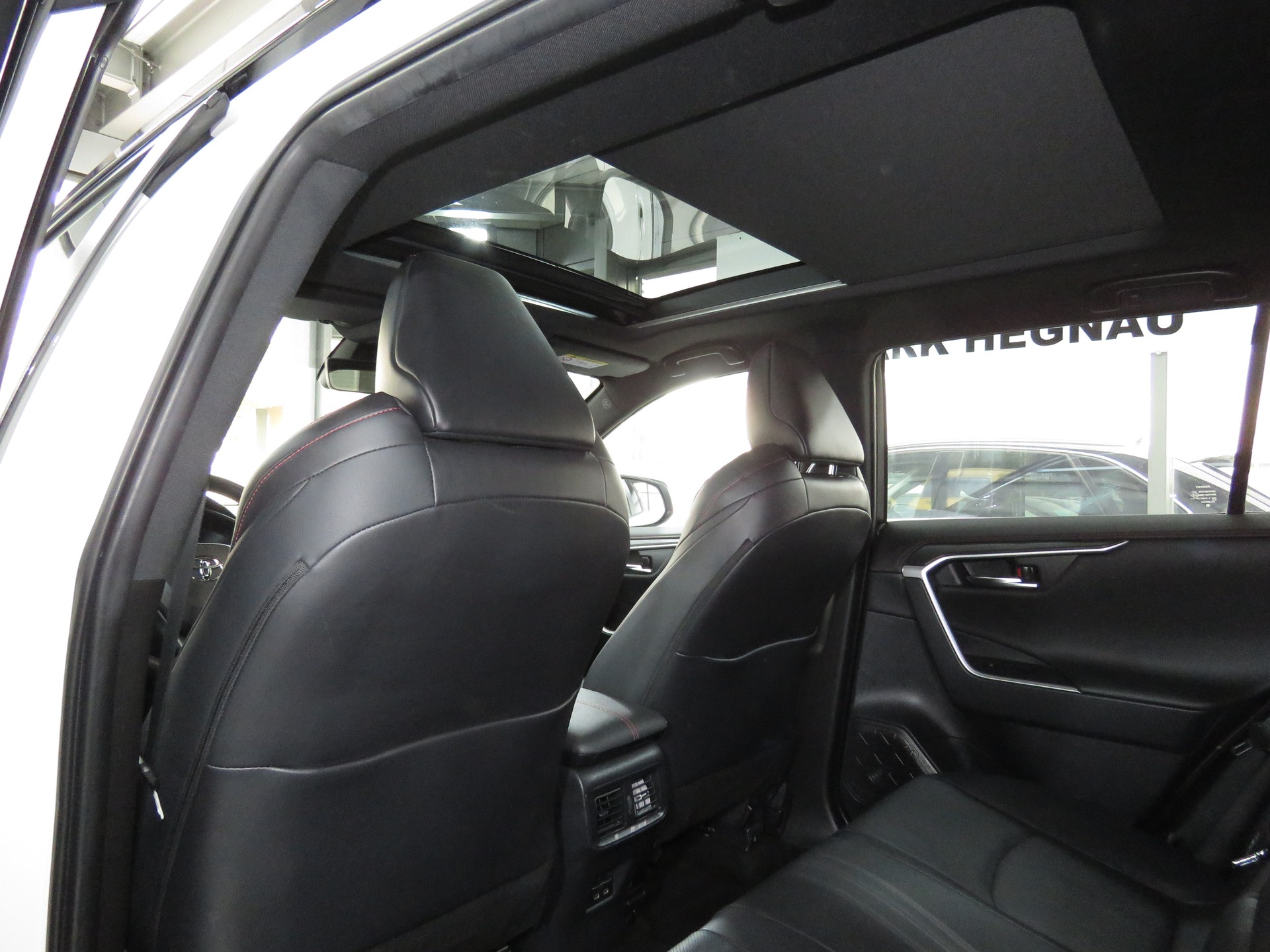 TOYOTA RAV-4 2.5 PHEV Platinum e-CVT 4WD (Automat)-image-9