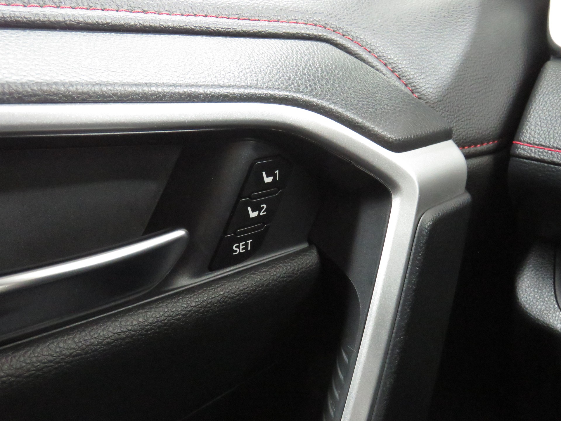TOYOTA RAV-4 2.5 PHEV Platinum e-CVT 4WD (Automat)-image-21
