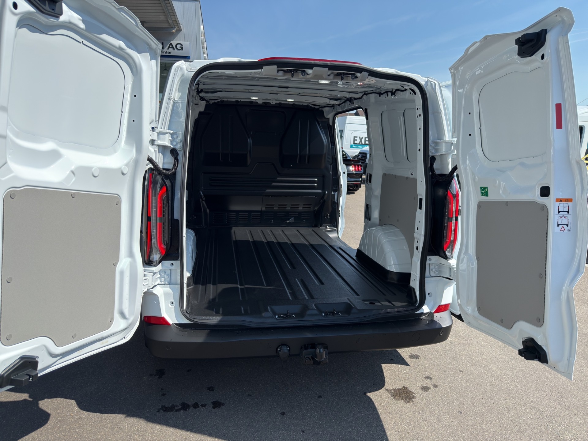 FORD E-Transit C Van 320 L1 Trend-image-12