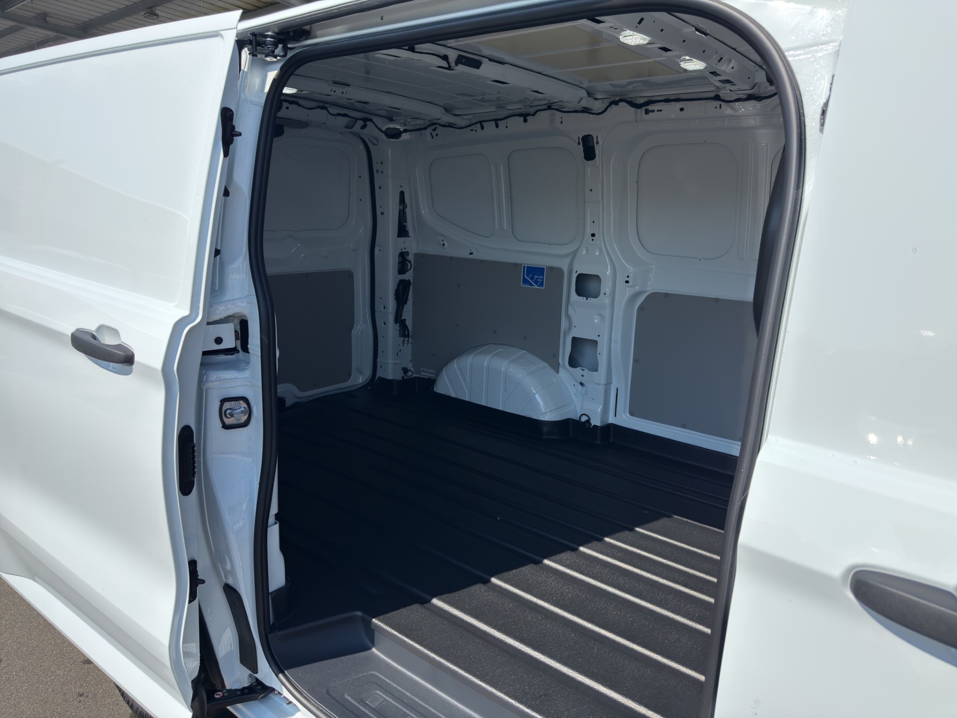 FORD E-Transit C Van 320 L1 Trend-image-11