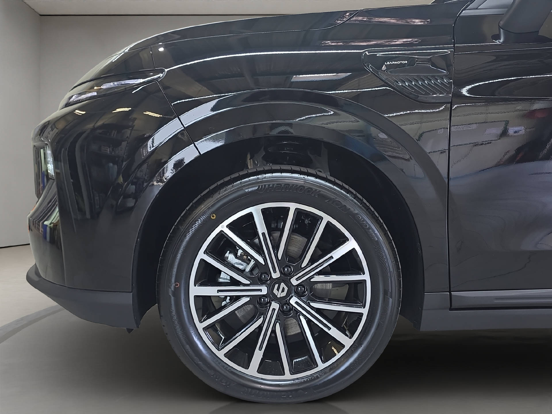 LEAPMOTOR B10 1.5 Hybrid EV-image-11