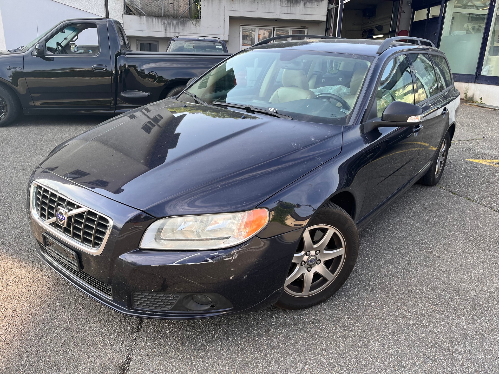 VOLVO V70 2.5T Momentum-image-0