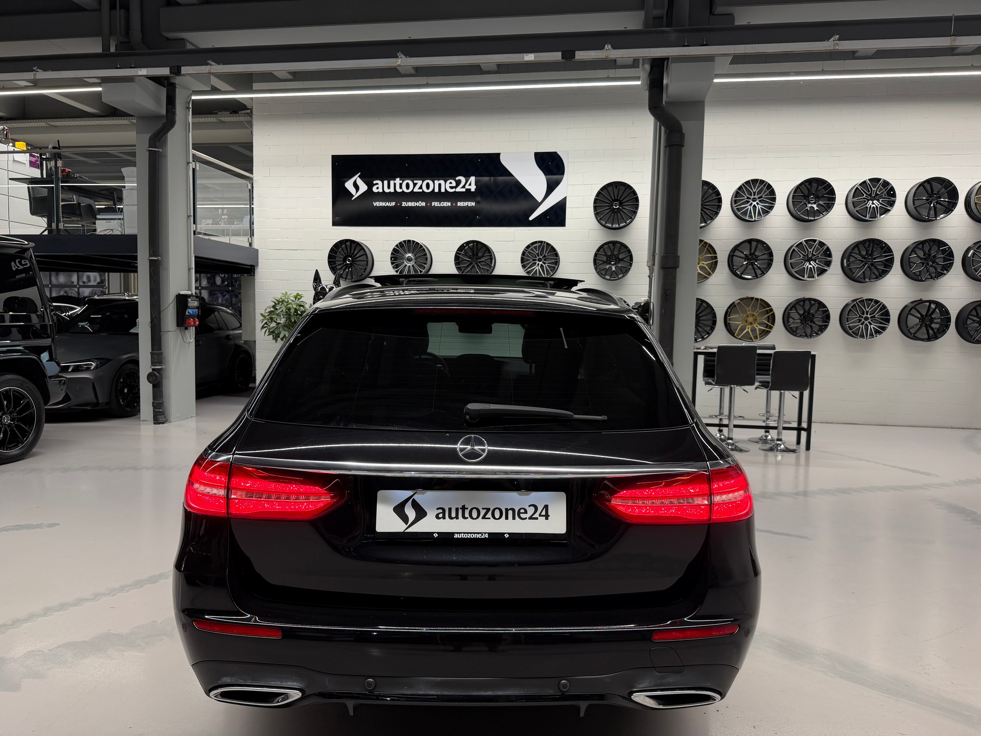 MERCEDES-BENZ E 220 d AMG Line 4matic Kombi *CH-Auto*Servicegepflegt bei Mercedes*Frisch ab Service u. MFK*-image-4