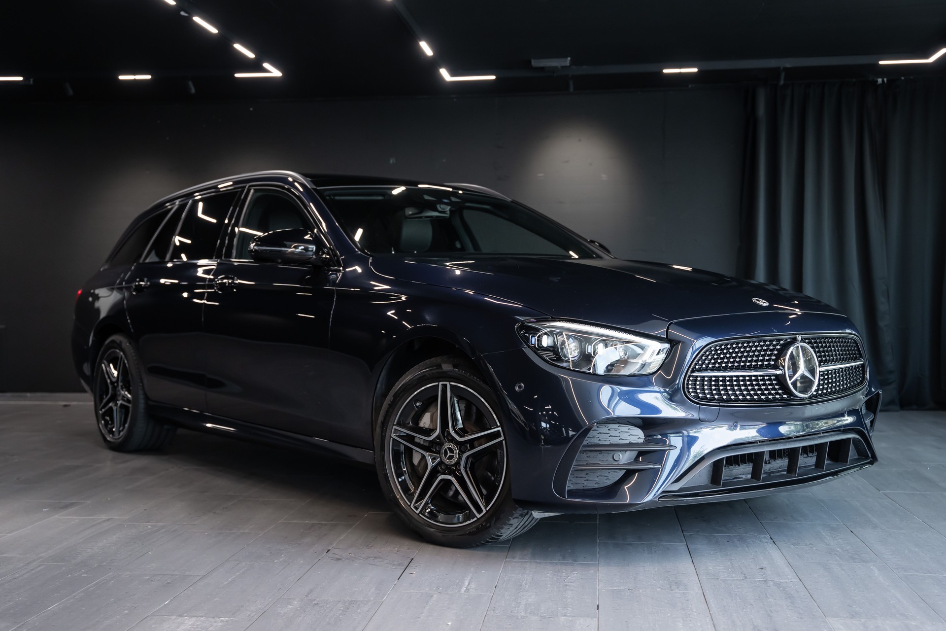 MERCEDES-BENZ E 300 de T 4Matic AMG Line 9G-Tronic / 360 Kamera / Pano-Schiebedach / Sitzheizung / Burmester /-image-0