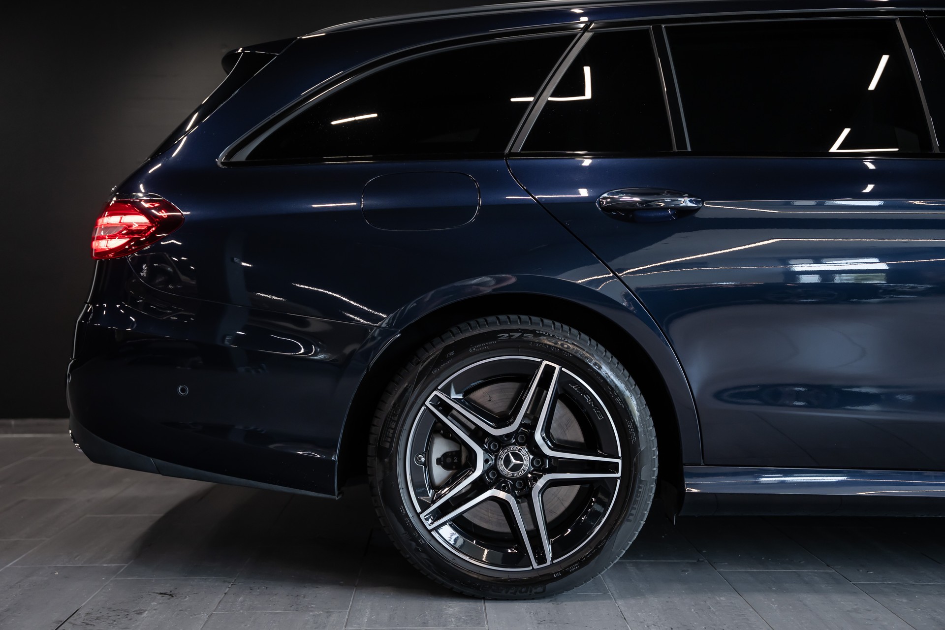 MERCEDES-BENZ E 300 de T 4Matic AMG Line 9G-Tronic / 360 Kamera / Pano-Schiebedach / Sitzheizung / Burmester /-image-4