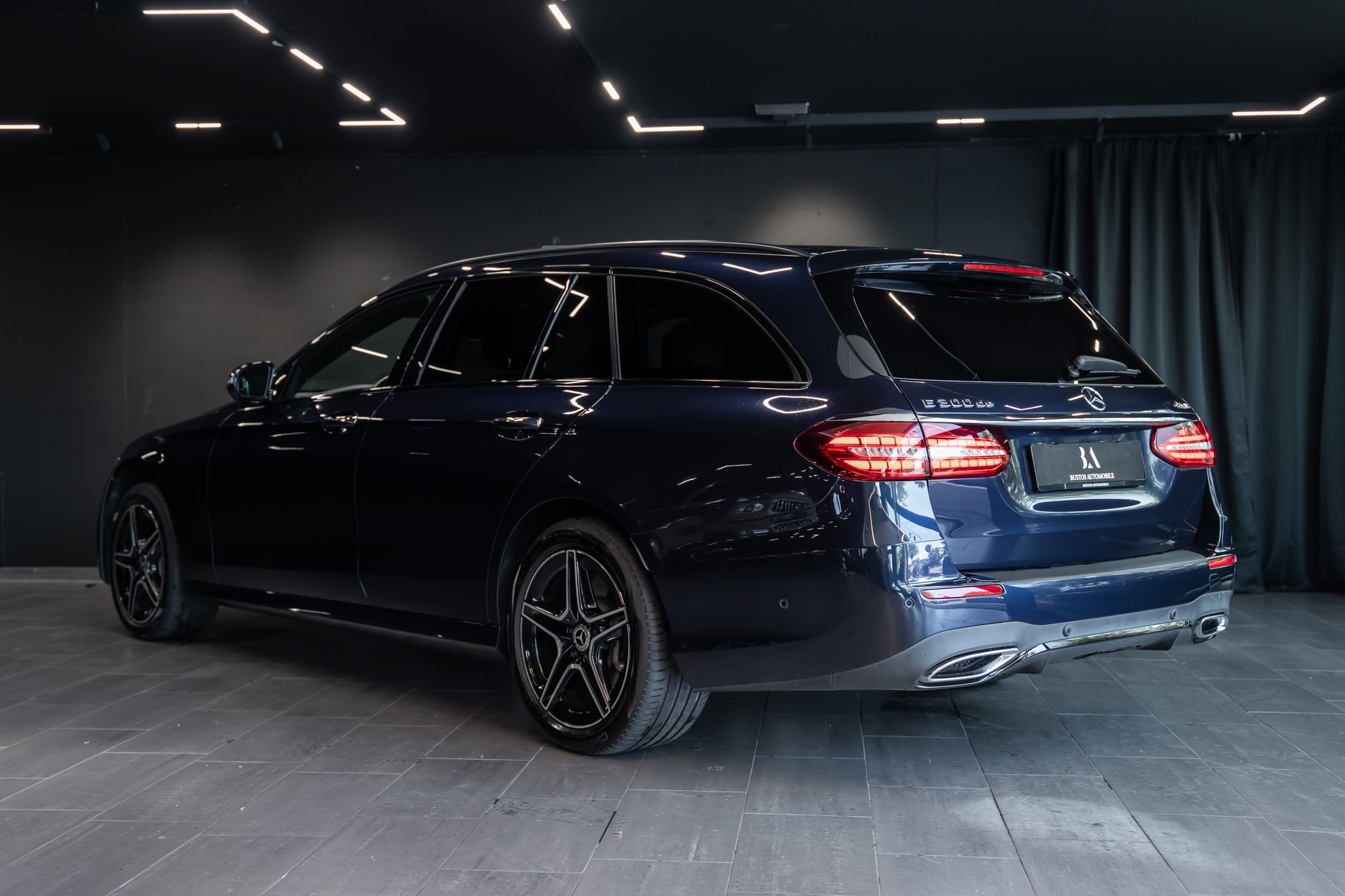 MERCEDES-BENZ E 300 de T 4Matic AMG Line 9G-Tronic / 360 Kamera / Pano-Schiebedach / Sitzheizung / Burmester /-image-6