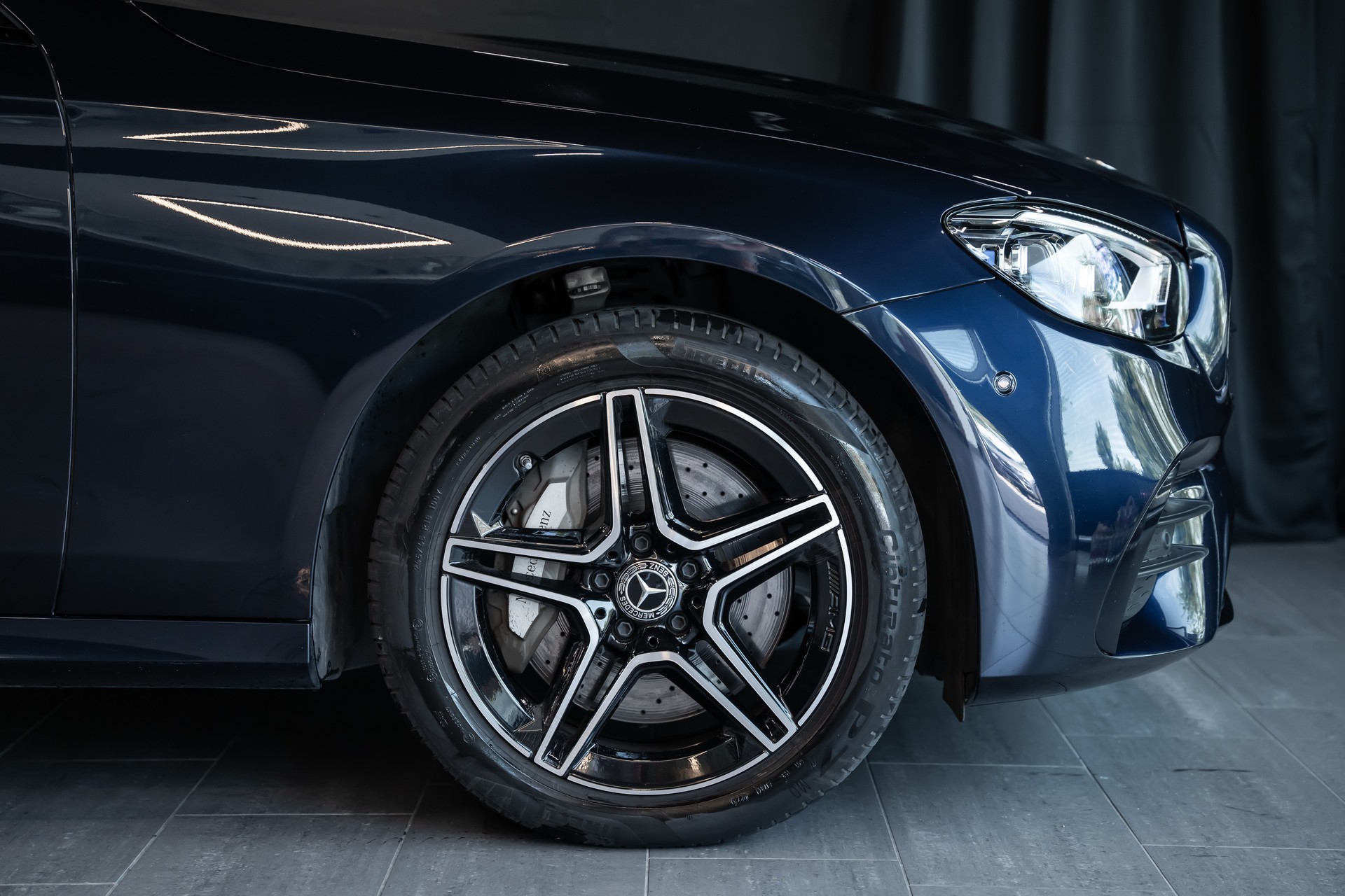 MERCEDES-BENZ E 300 de T 4Matic AMG Line 9G-Tronic / 360 Kamera / Pano-Schiebedach / Sitzheizung / Burmester /-image-3