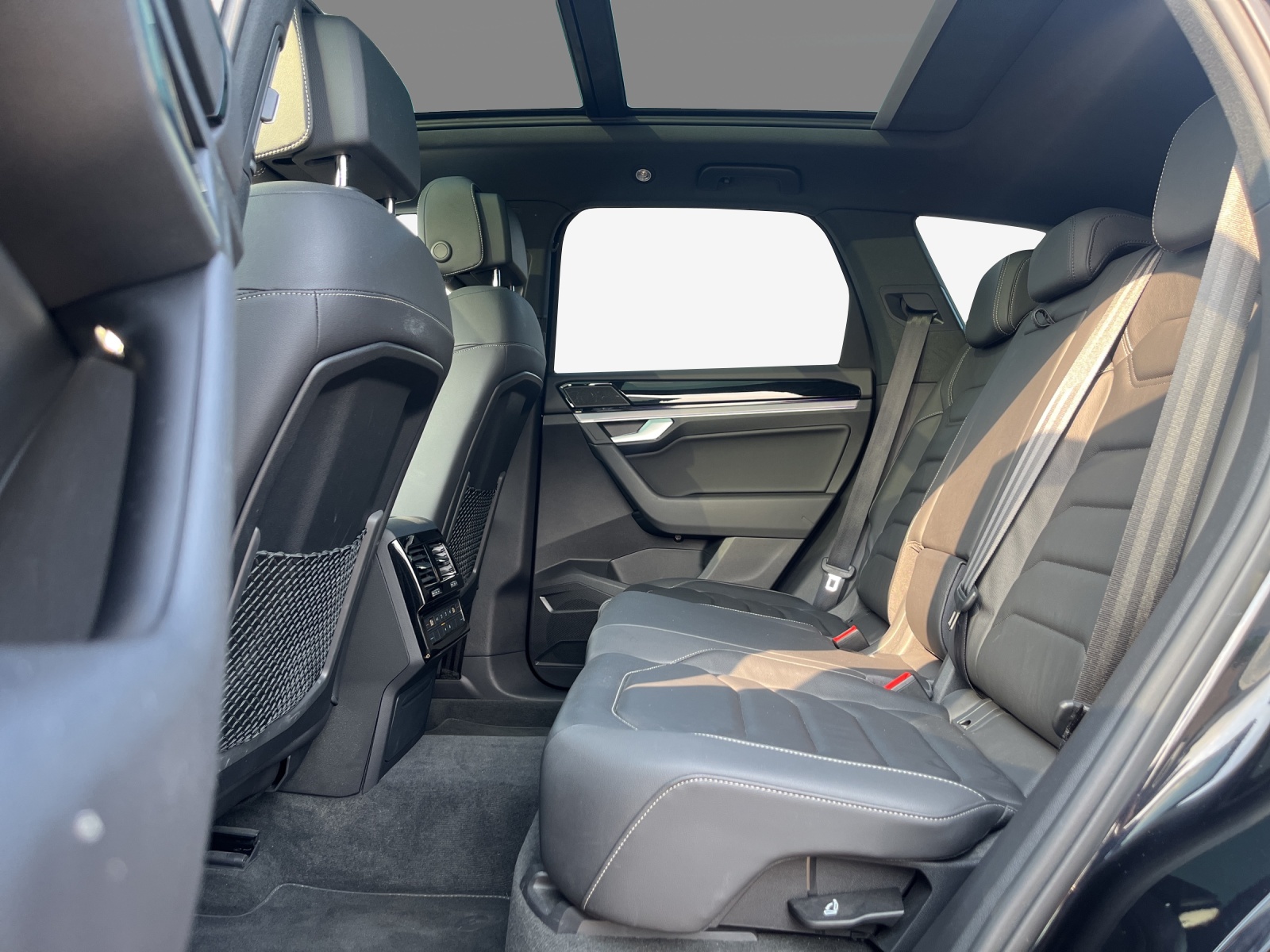 VW Touareg 3.0 TDI R Line Tiptronic-image-11