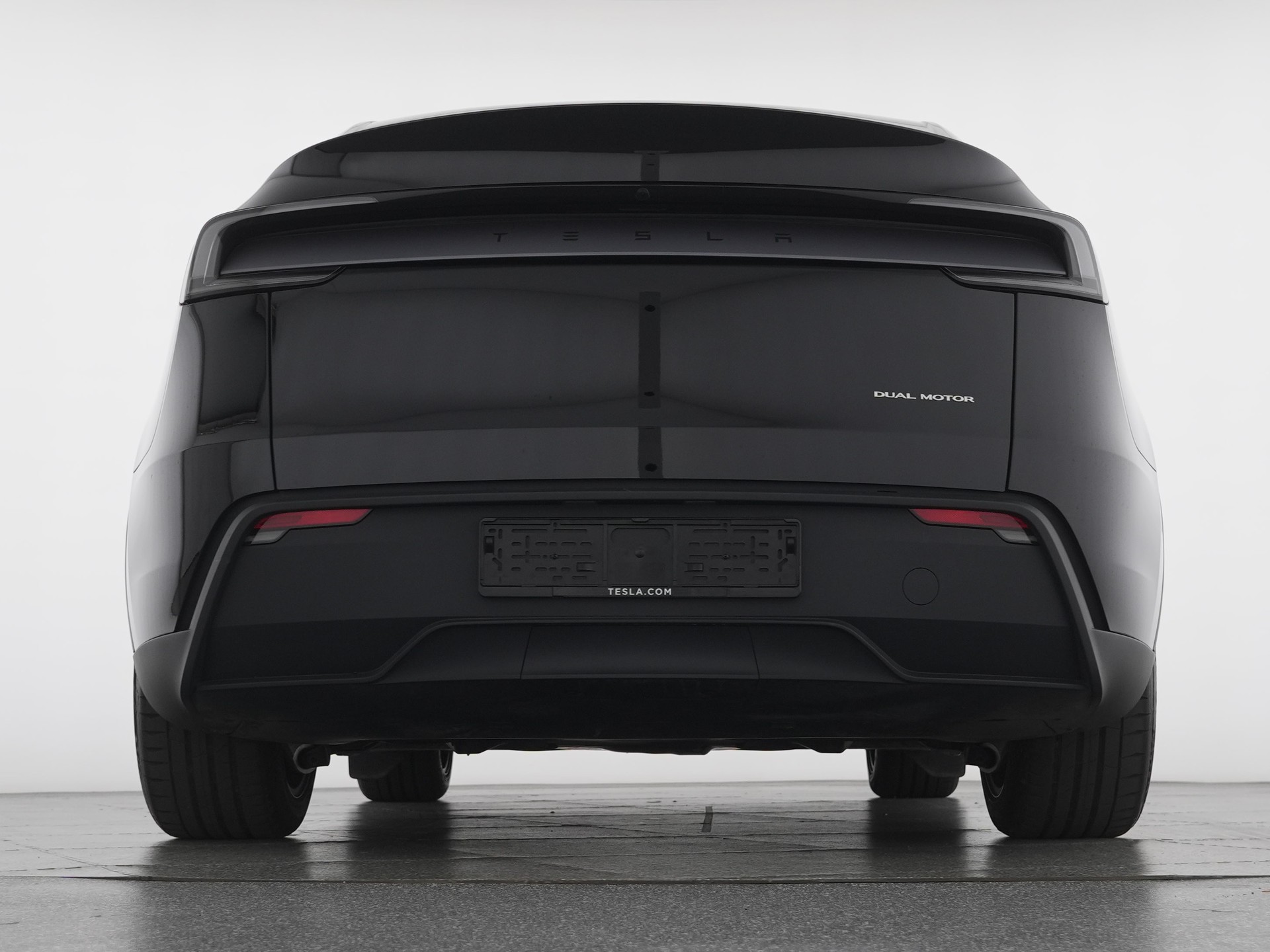 TESLA Model Y Long Range AWD-image-4