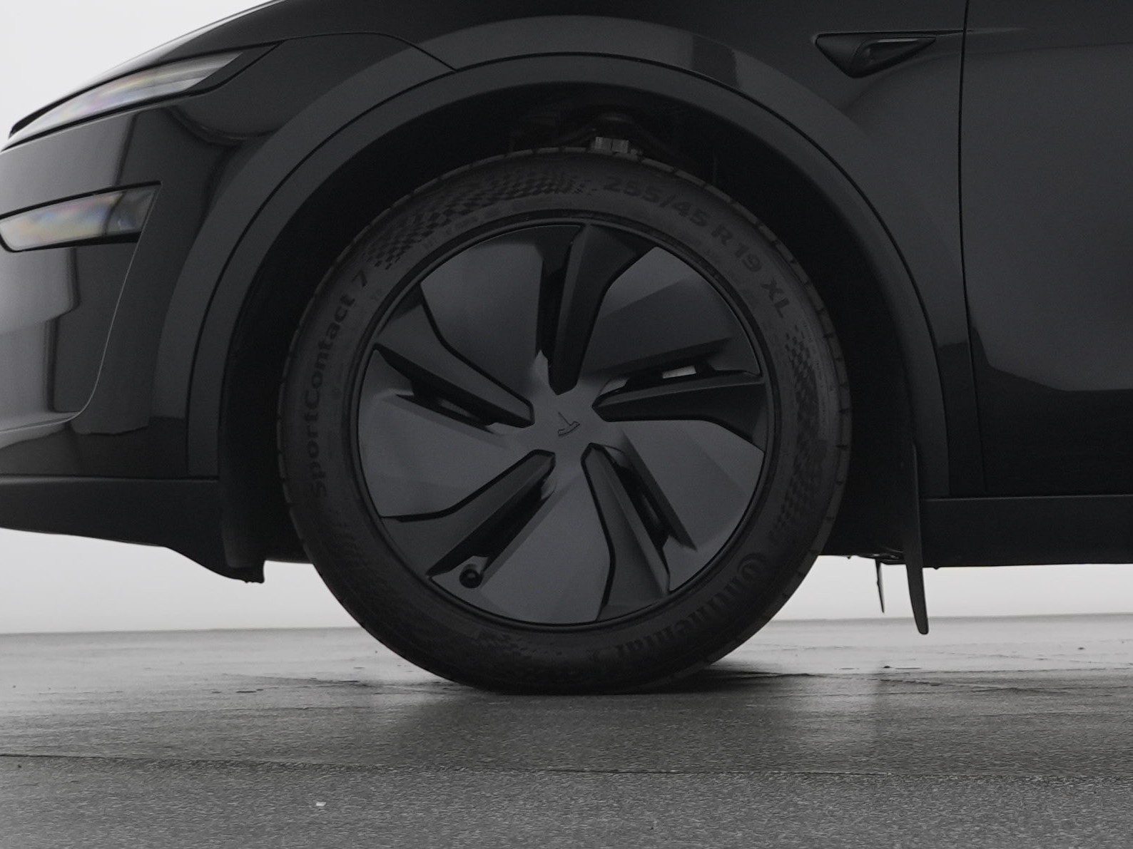 TESLA Model Y Long Range AWD-image-2