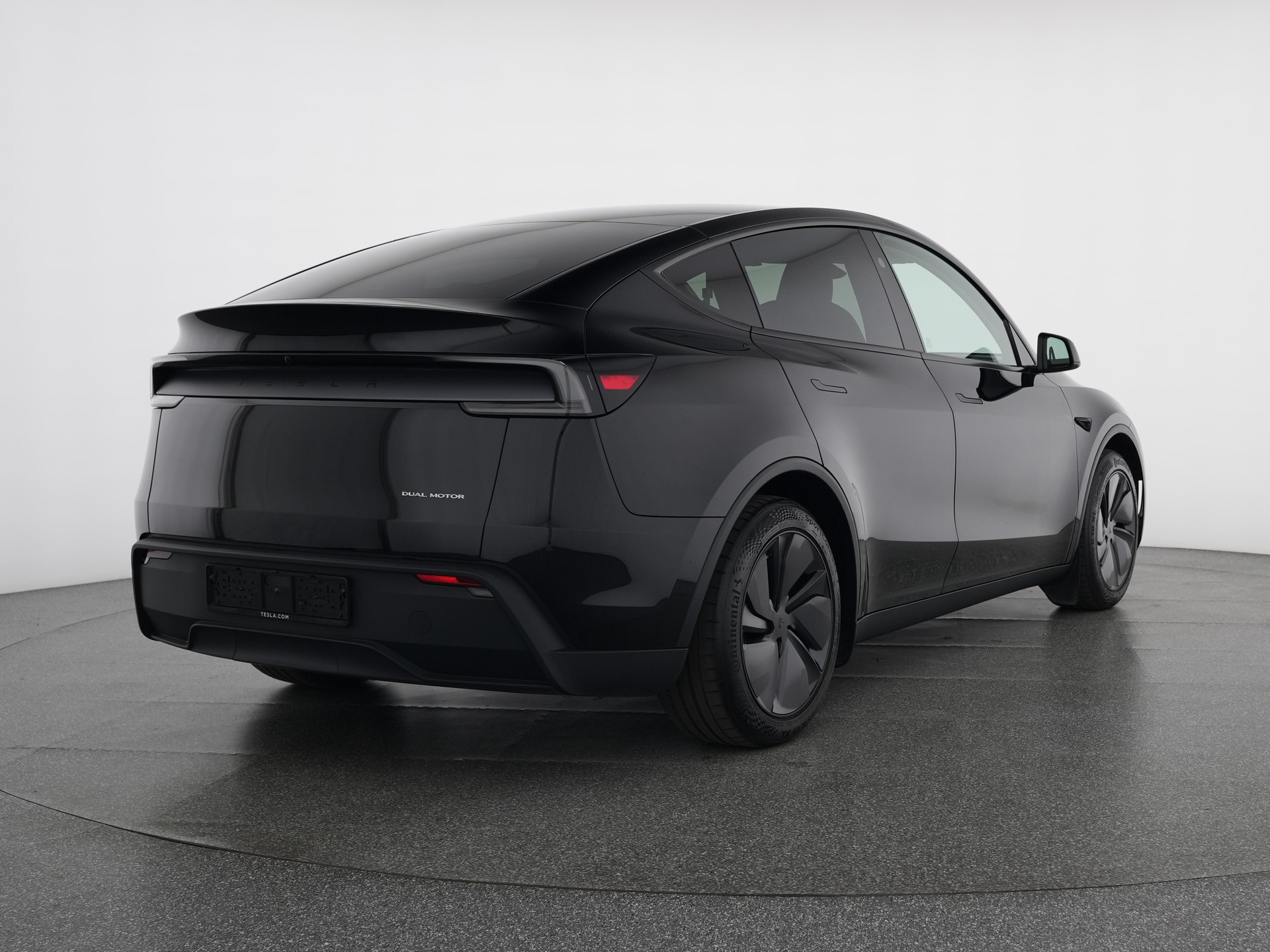 TESLA Model Y Long Range AWD-image-3