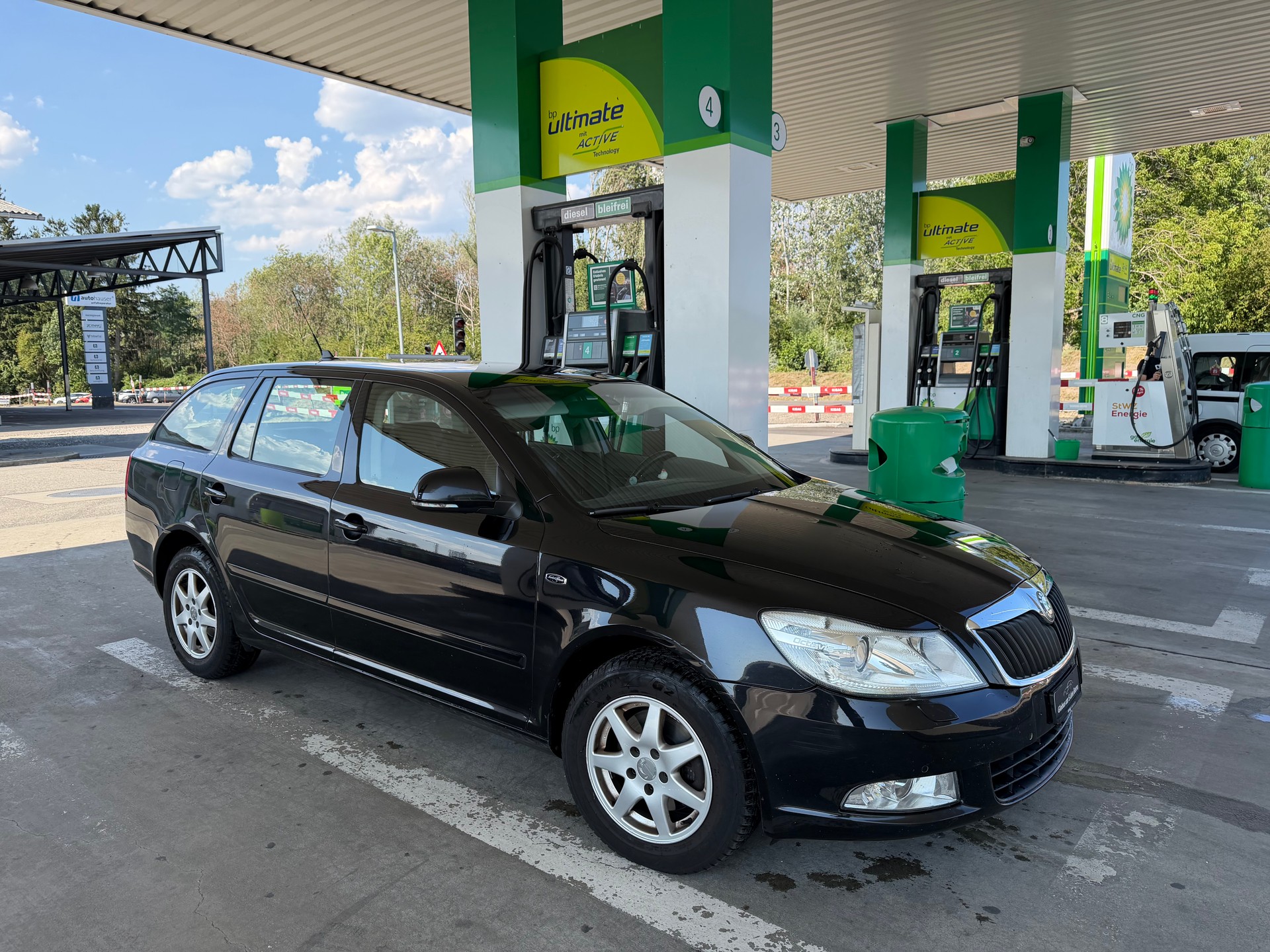 SKODA Octavia Combi 2.0 TDI Laurin & Klement-image-2