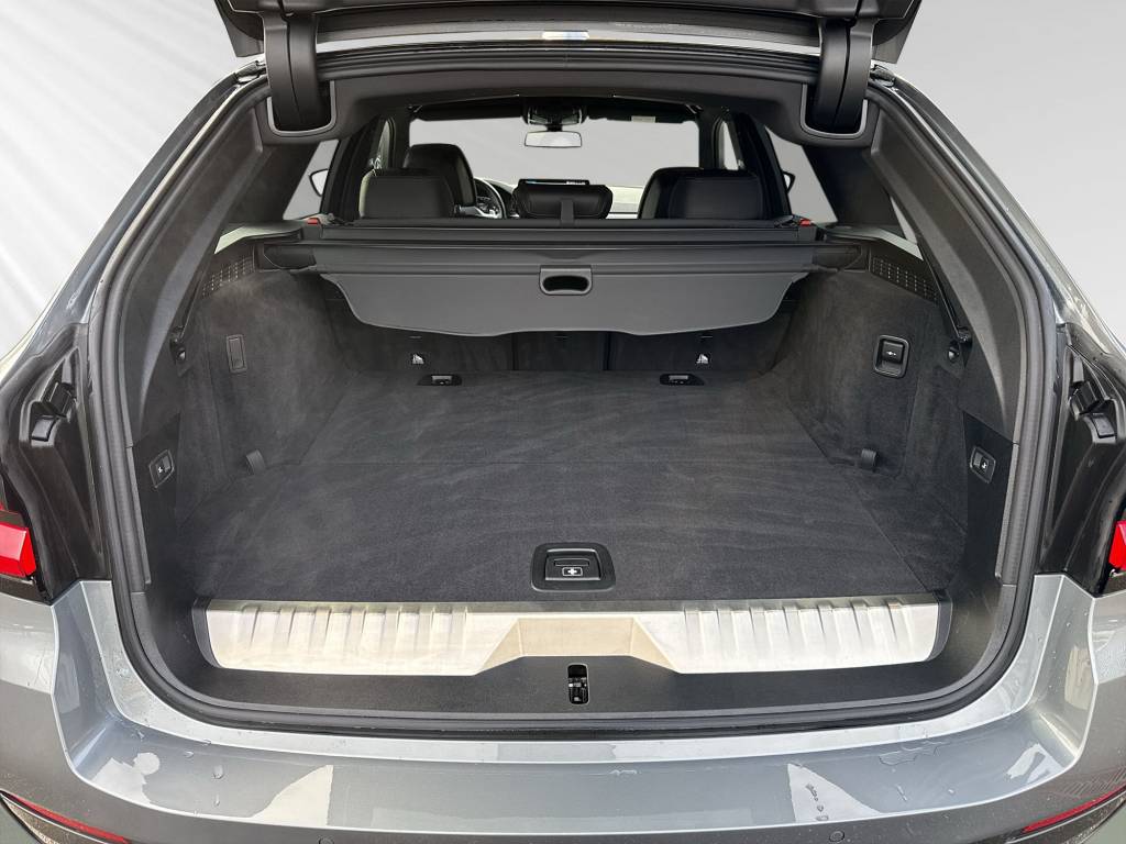 BMW 530e xDrive Touring M Sport Steptronic-image-8