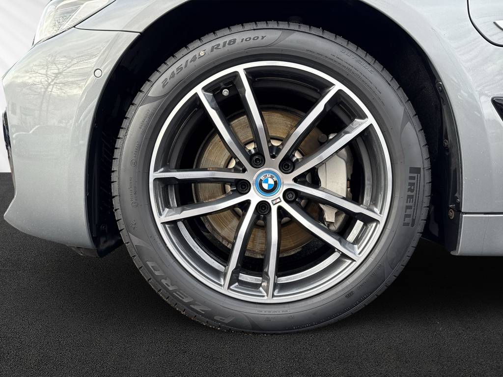BMW 530e xDrive Touring M Sport Steptronic-image-9